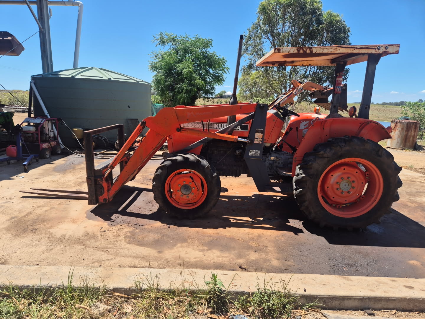 KUBOTA M4030DT TRACTOR