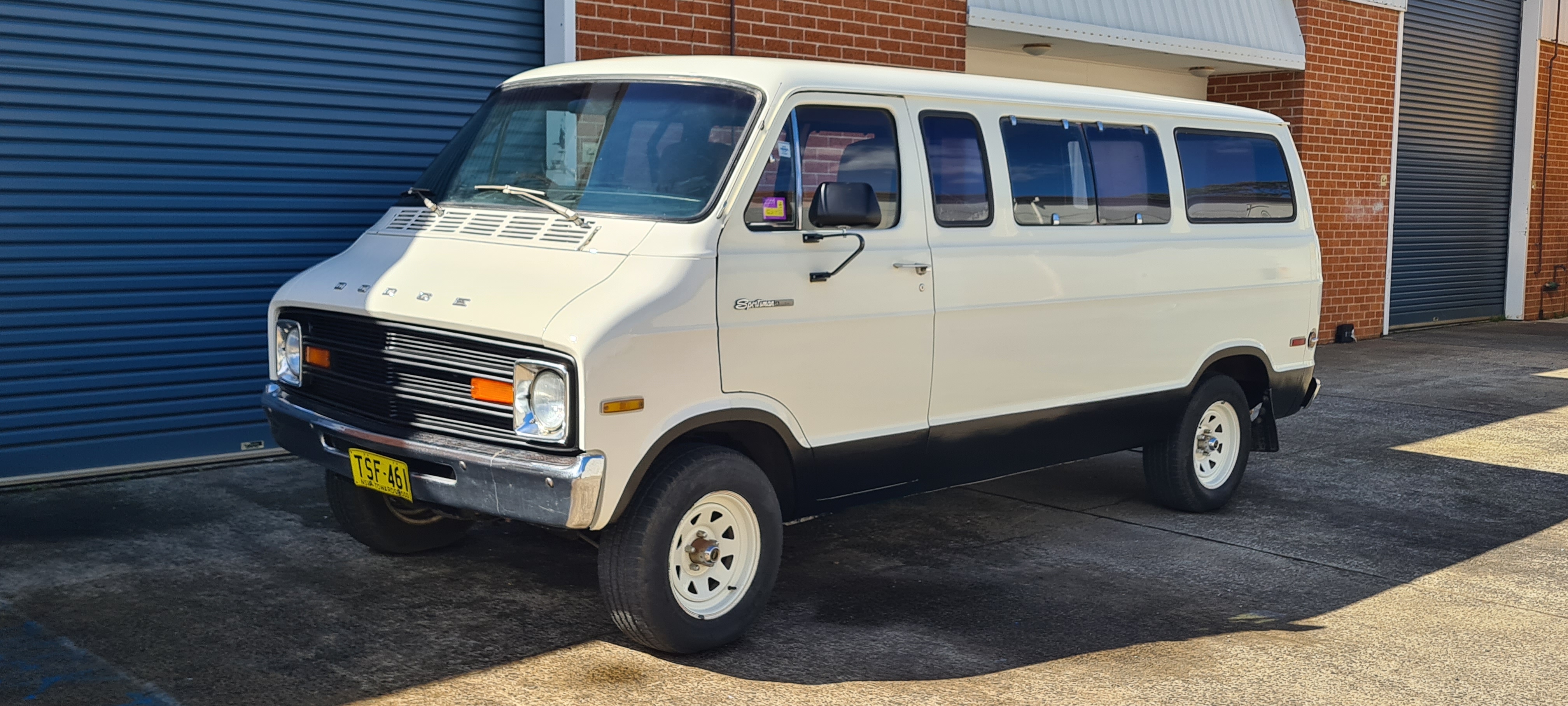 1976 DODGE SPORTSMAN VAN 