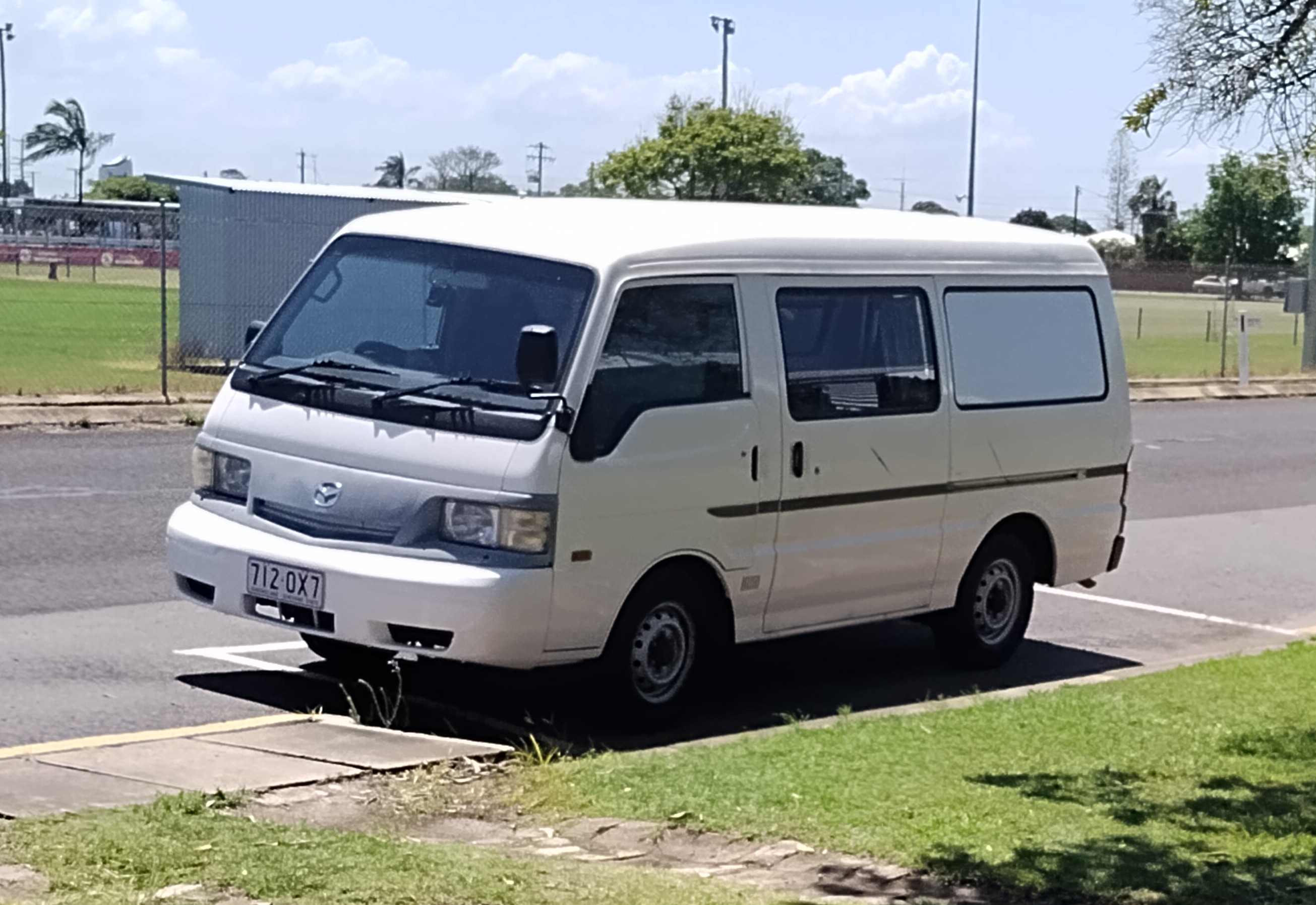 2002 MAZDA E2000 VAN