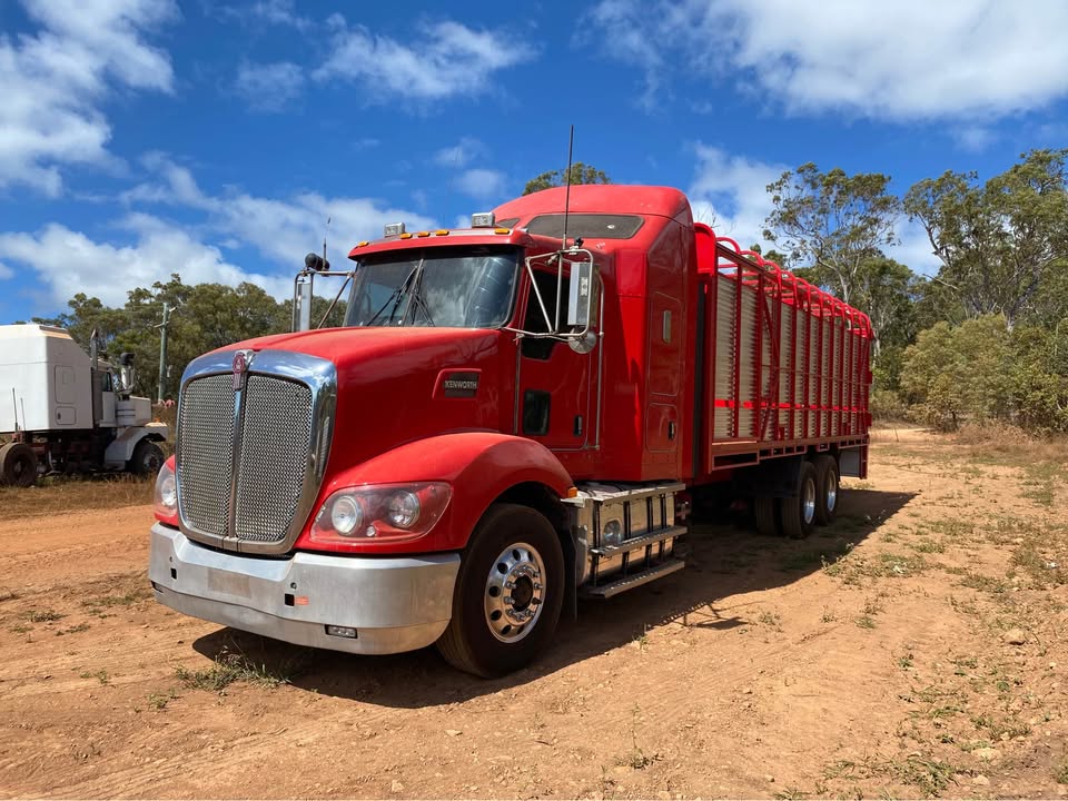 2016 KENWORTH T409 CATTLE TRUCK