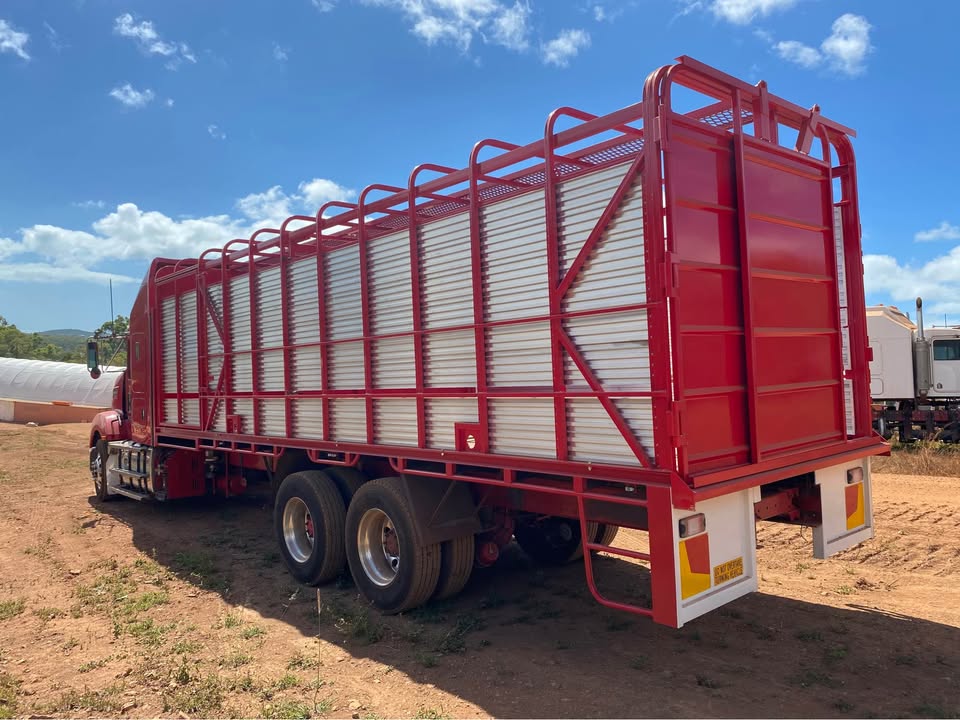 2016 KENWORTH T409 CATTLE TRUCK