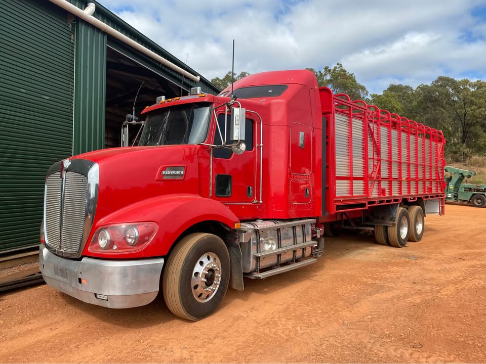 2016 KENWORTH T409 CATTLE TRUCK