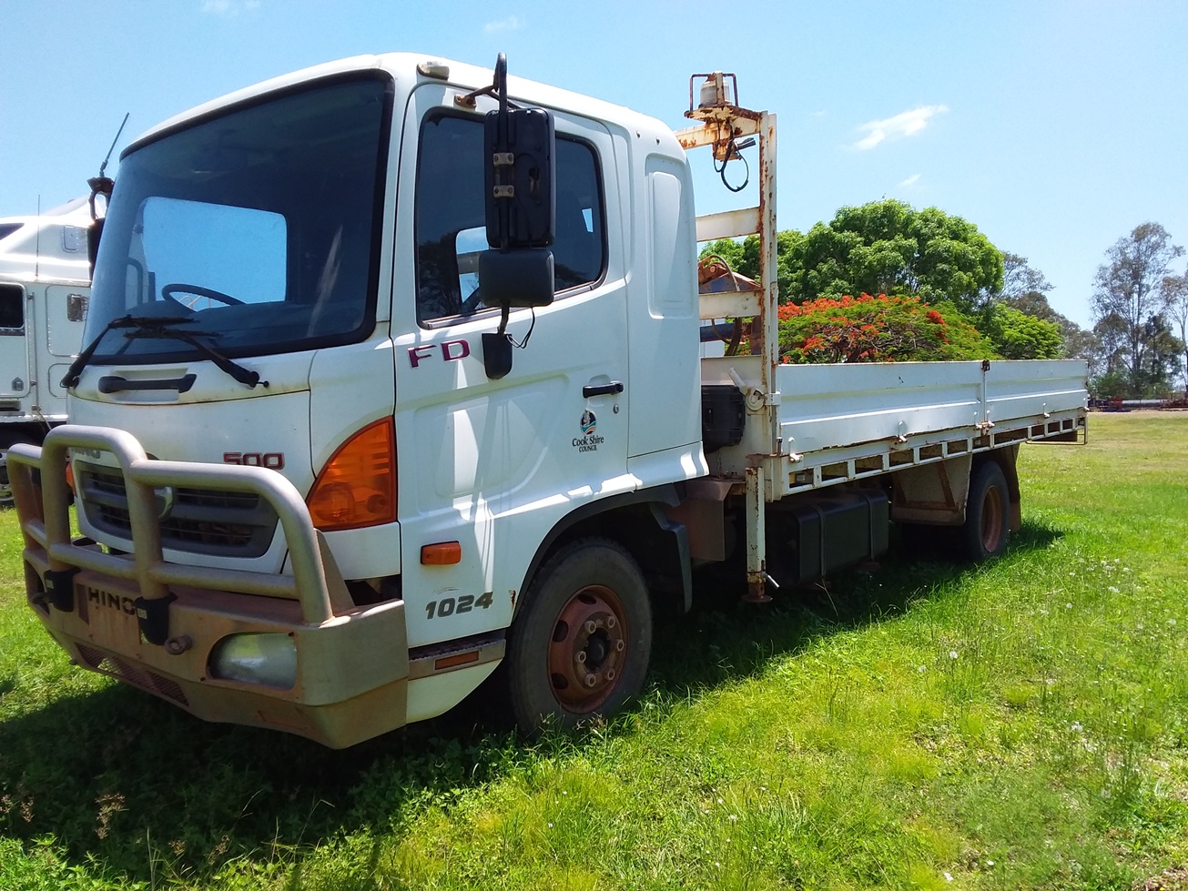 2010 HINO 1024 TRAY TRUCK