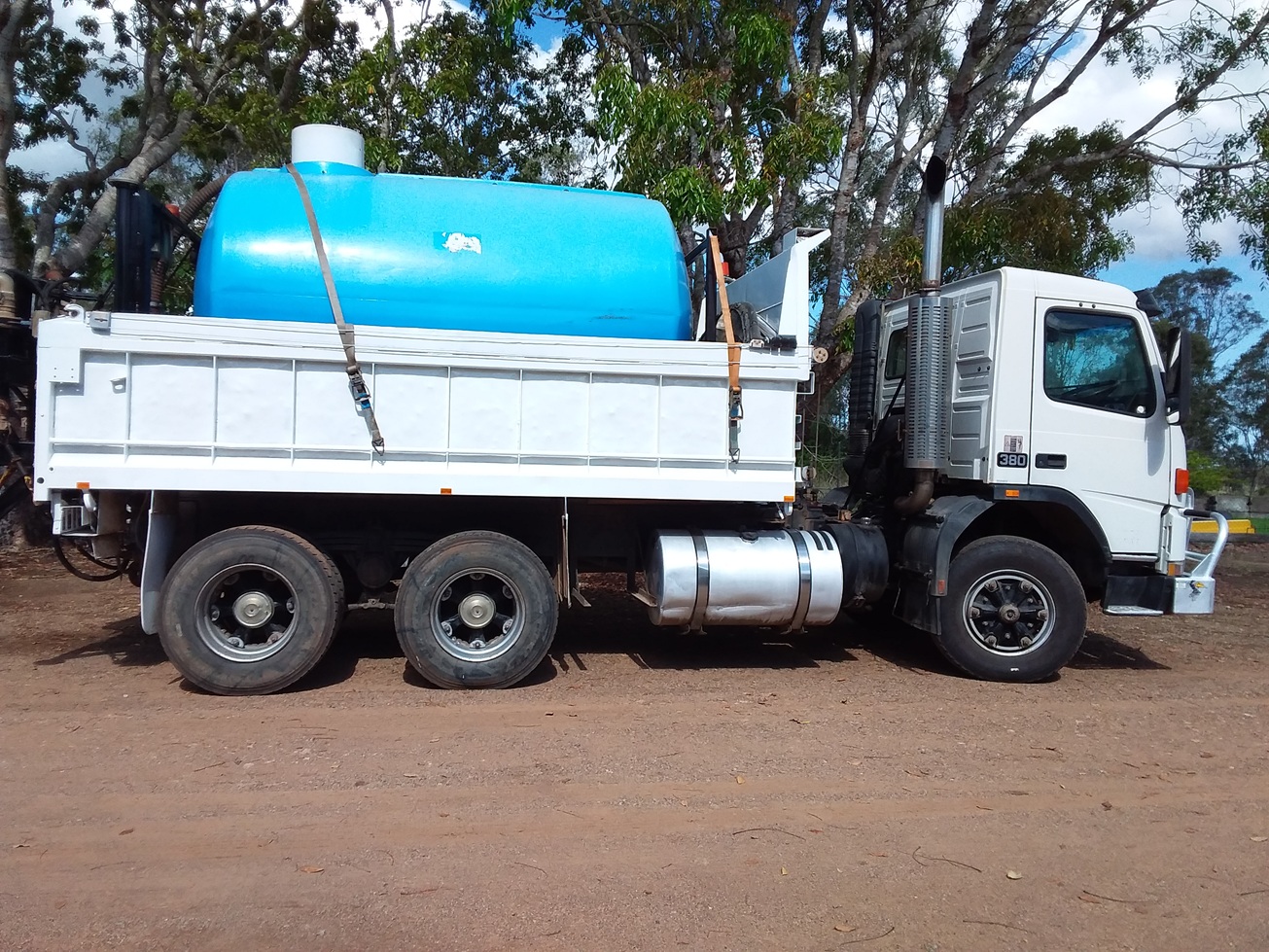 2001 VOLVO FM12 TIPPER TRUCK