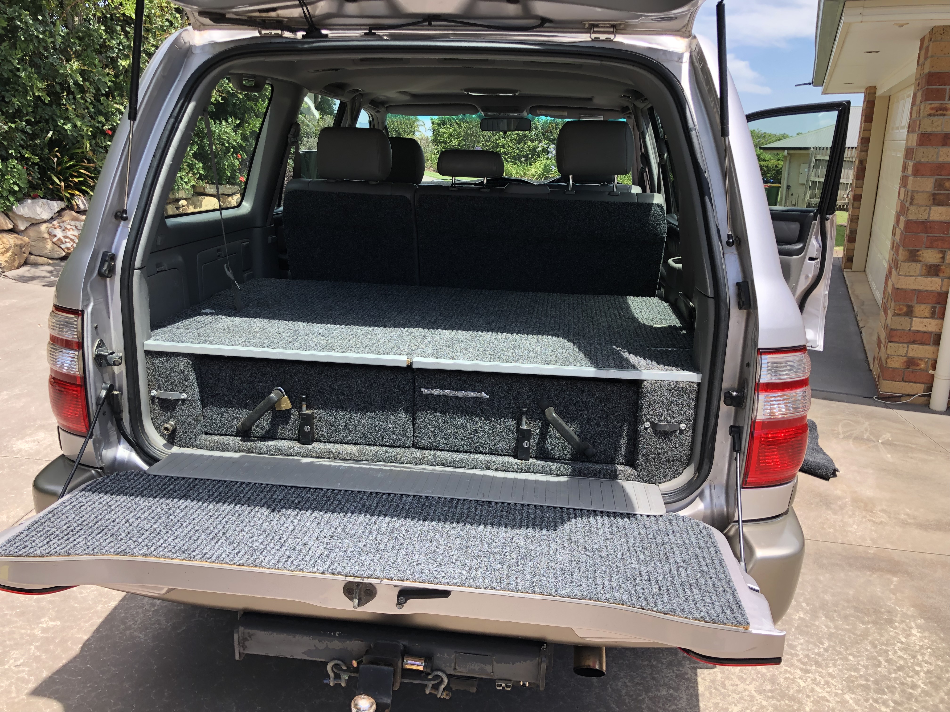 2004 TOYOTA LANDCRUISER HDJ100R SAHARA (4x4) 5 SP AUTOMATIC 4D WAGON