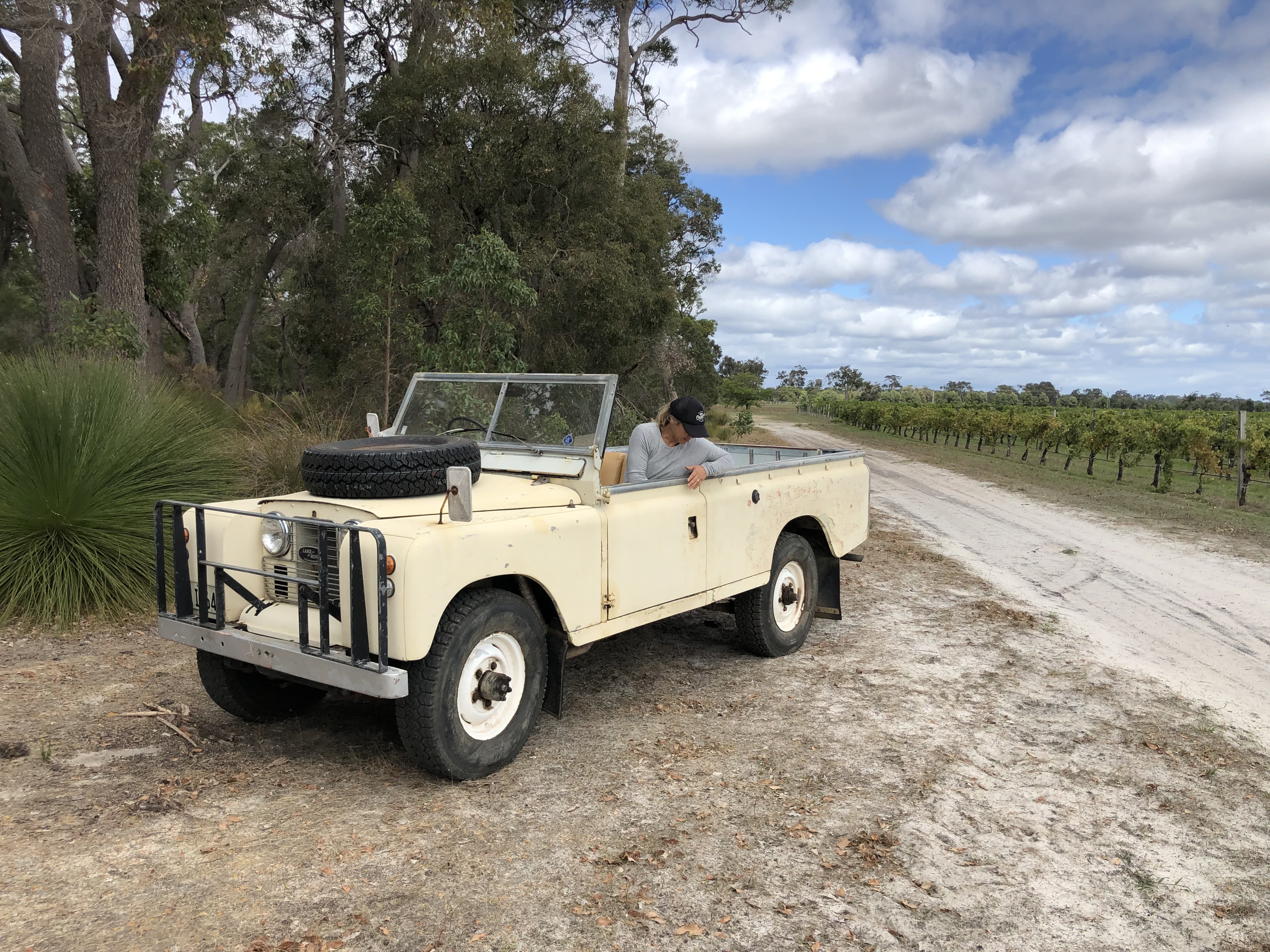 1968 LAND ROVER SERIES IIA 4 SP MANUAL 2D UTILITY