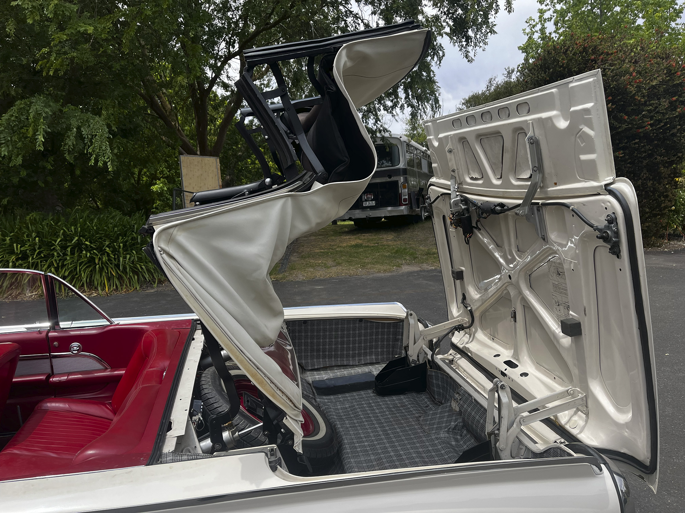 1961 FORD THUNDERBIRD CONVERTIBLE