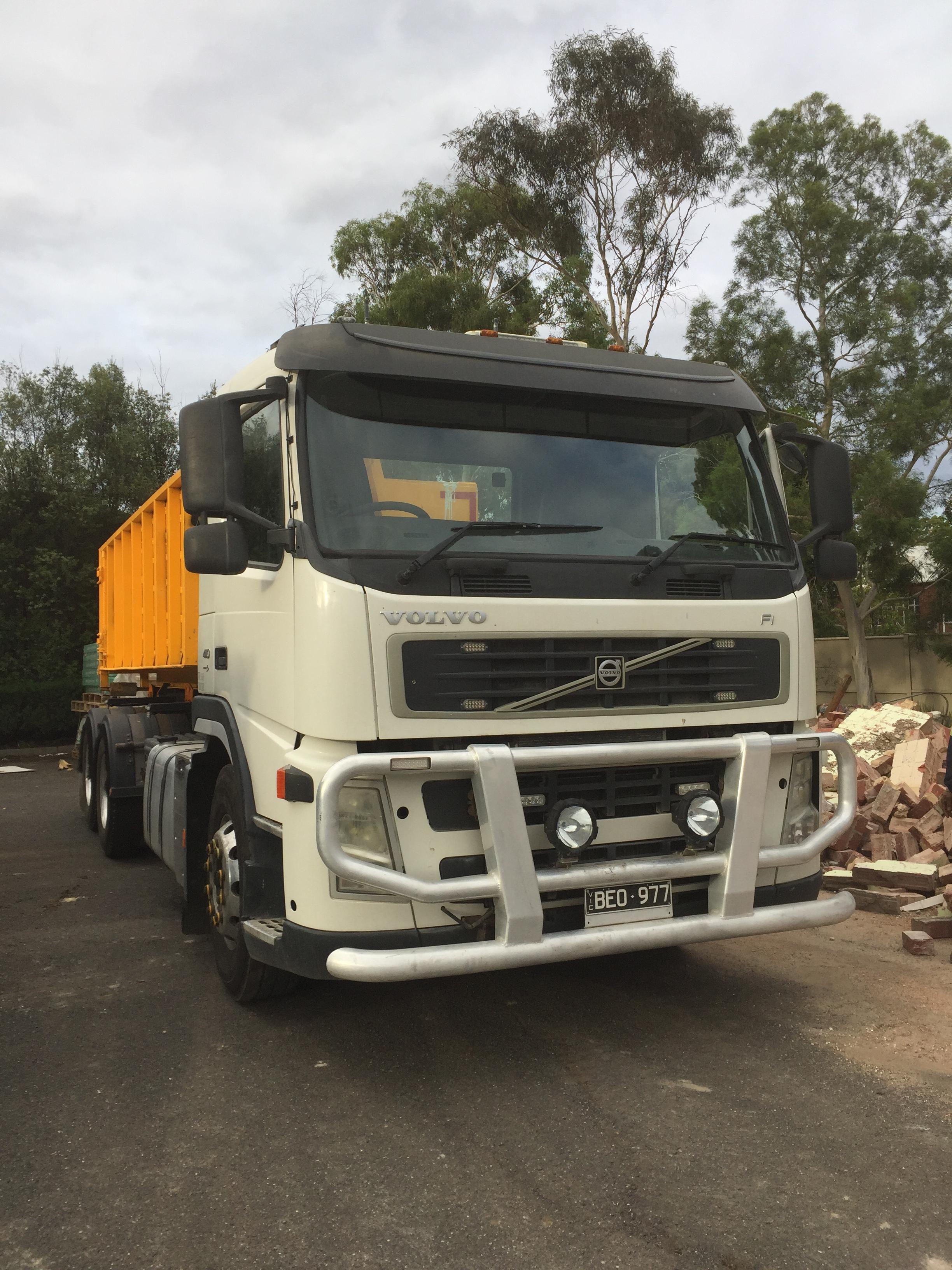 2010 VOLVO FM HOOKLIFT TRUCK 