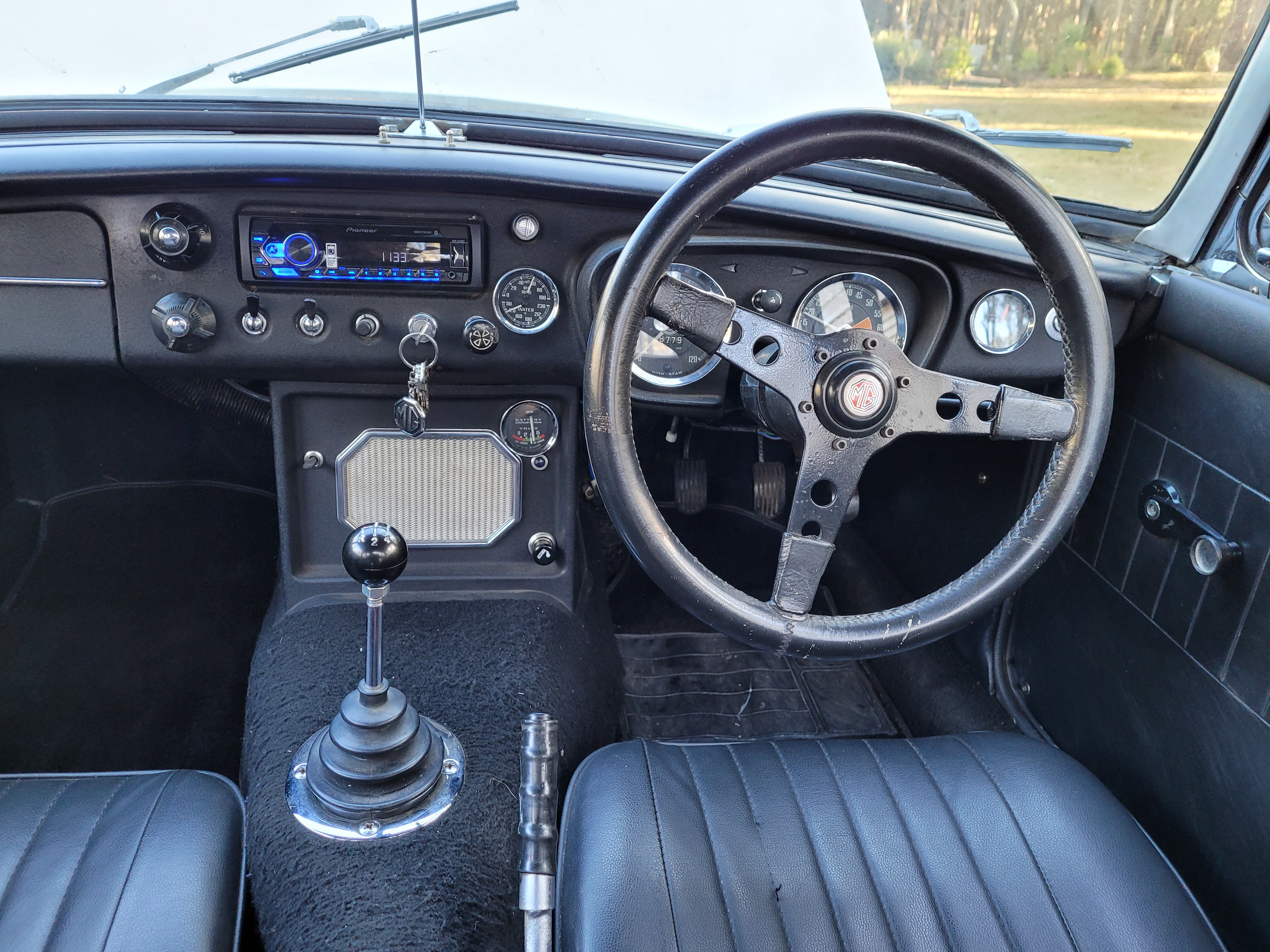 1969 MG MGB MK II 4 SP MANUAL 2D ROADSTER