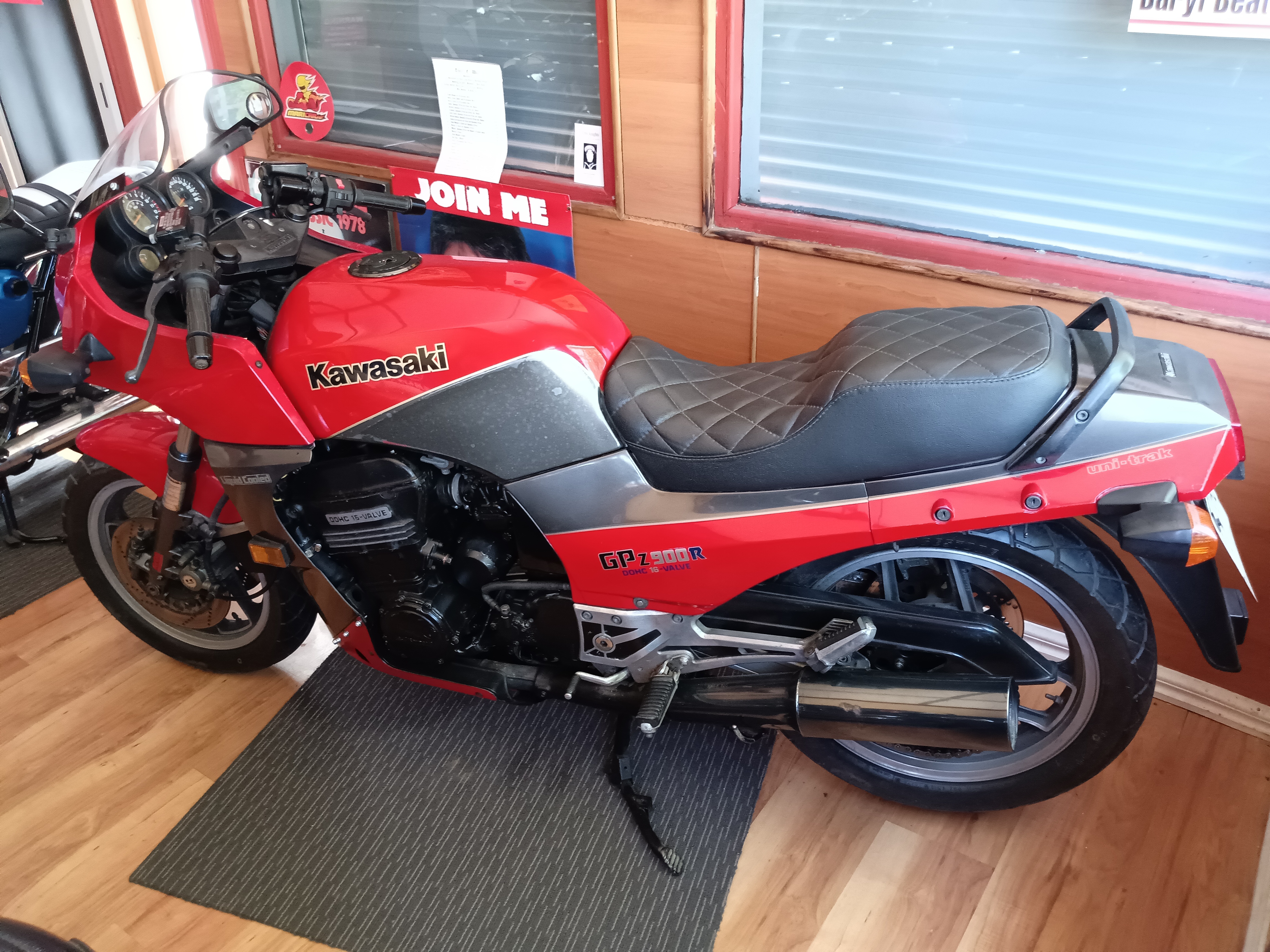 1984 KAWASAKI GPZ900R ROAD