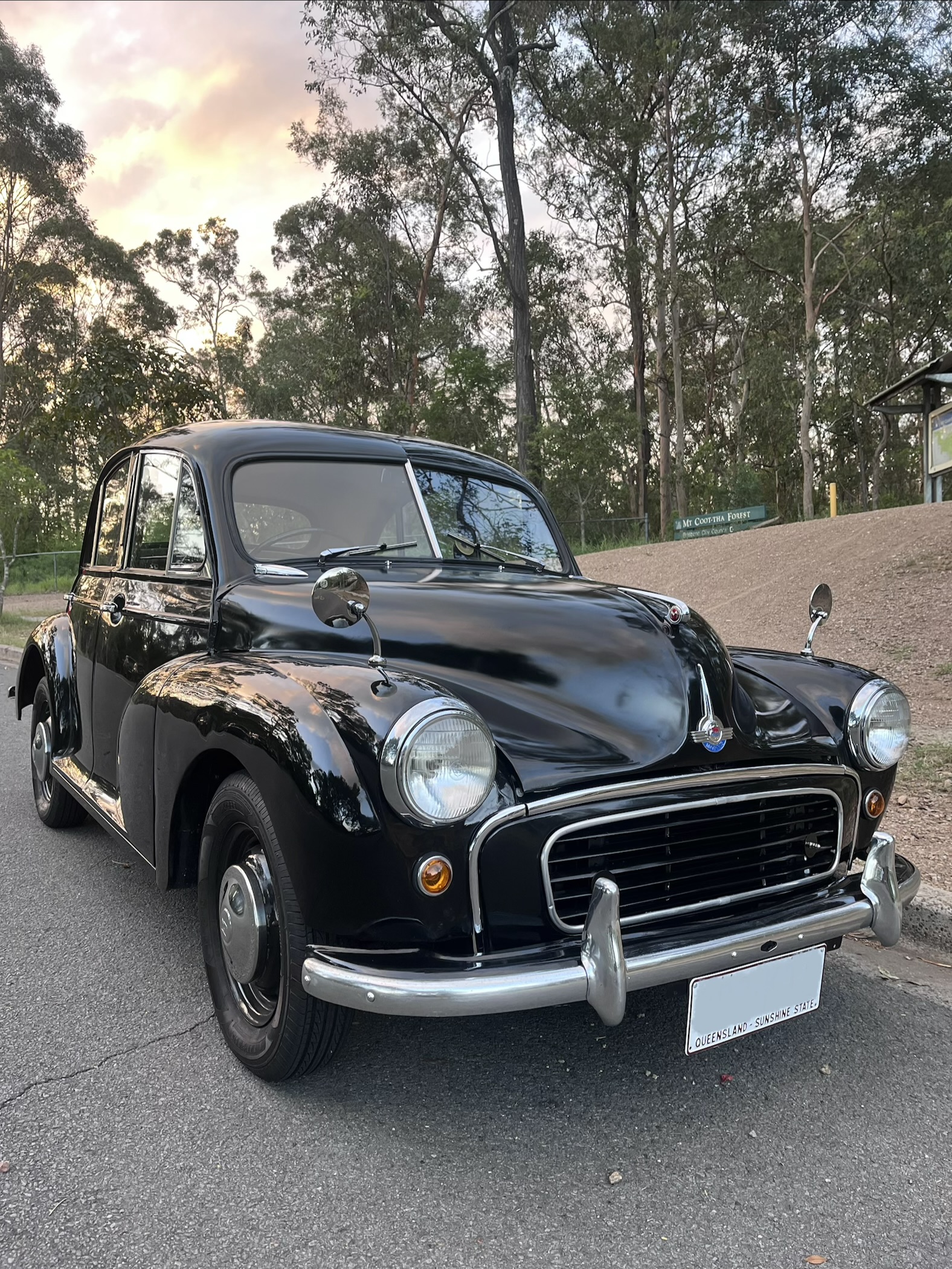 1952 MORRIS MINOR SERIES II SEDAN