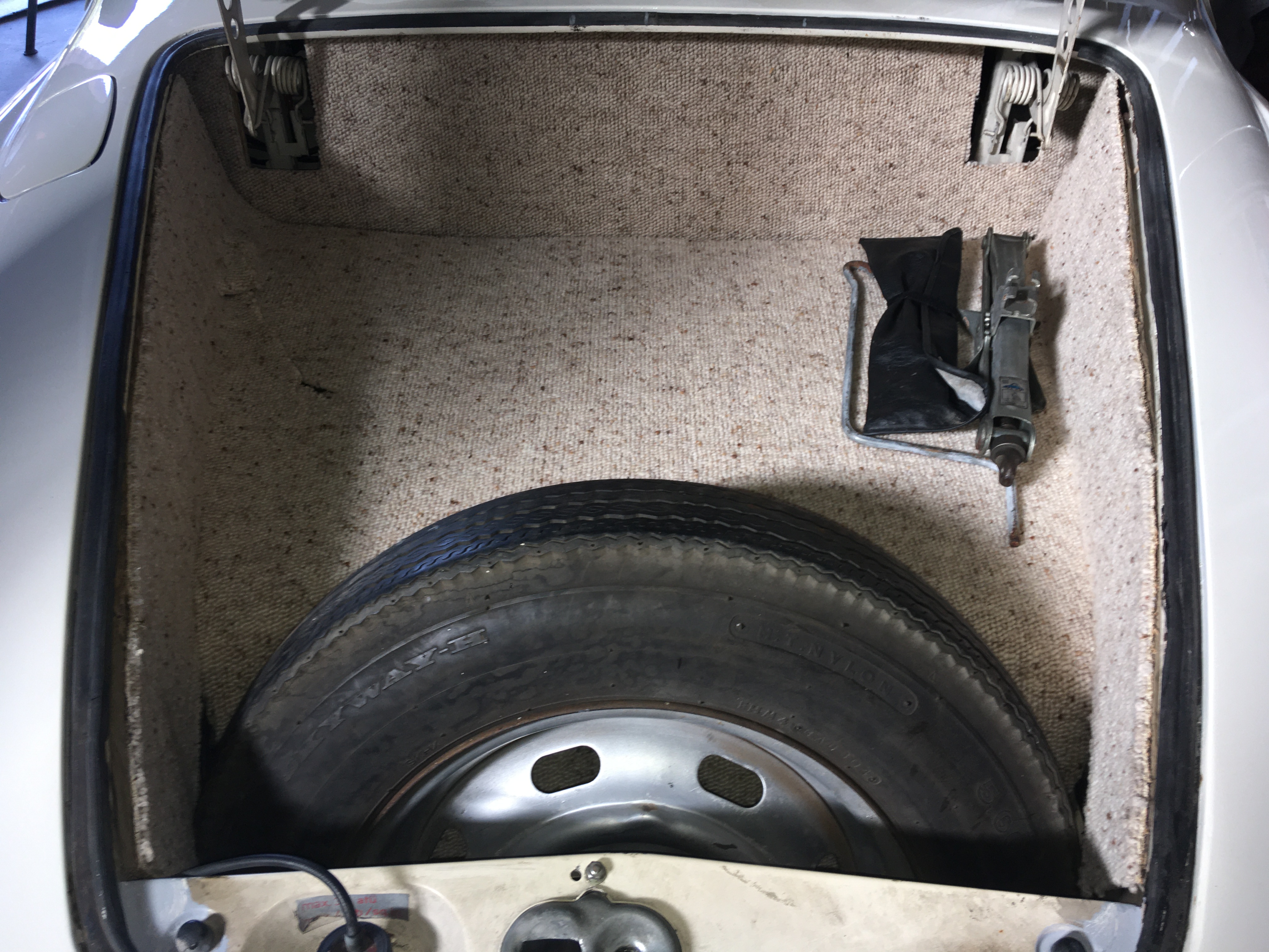 1970 VOLKSWAGEN KARMANN GHIA 4 SP MANUAL 2D COUPE
