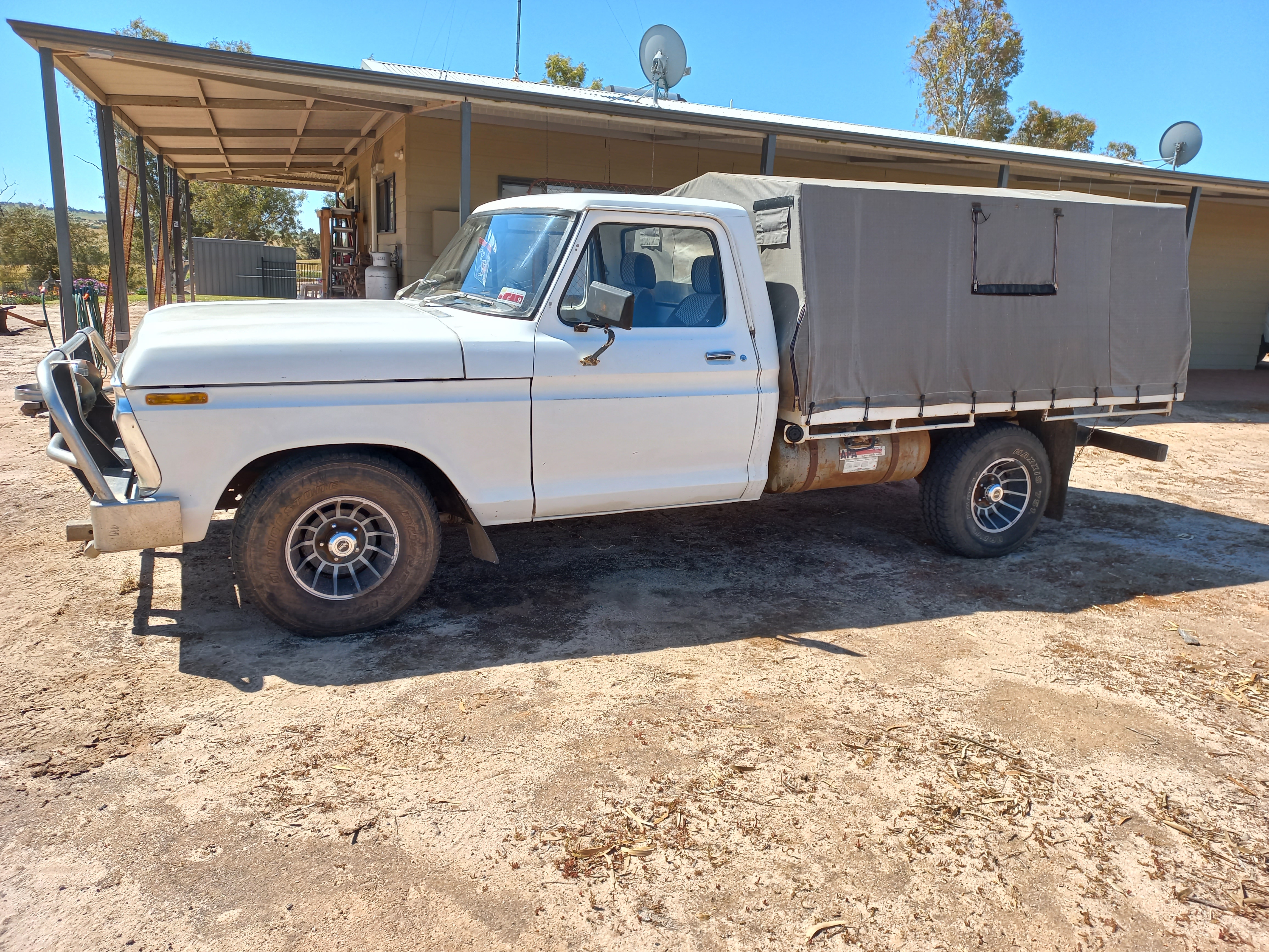 1975 FORD F100 UTILITY