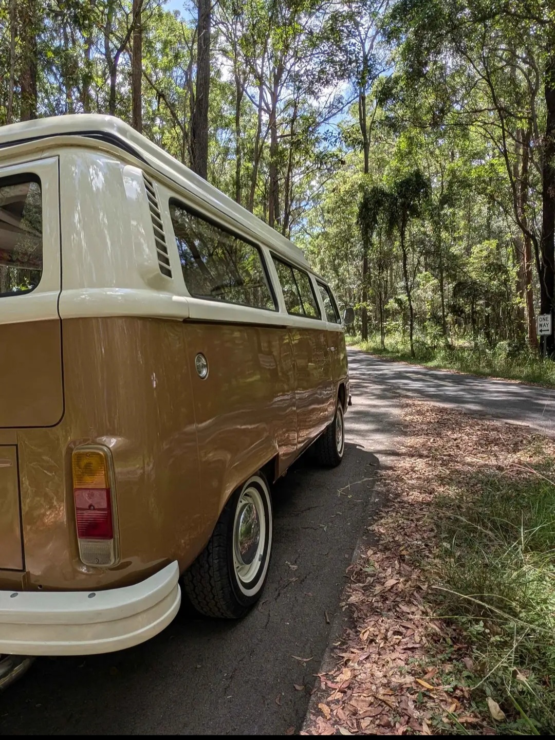 1974 VOLKSWAGEN KOMBI CAMPER VAN