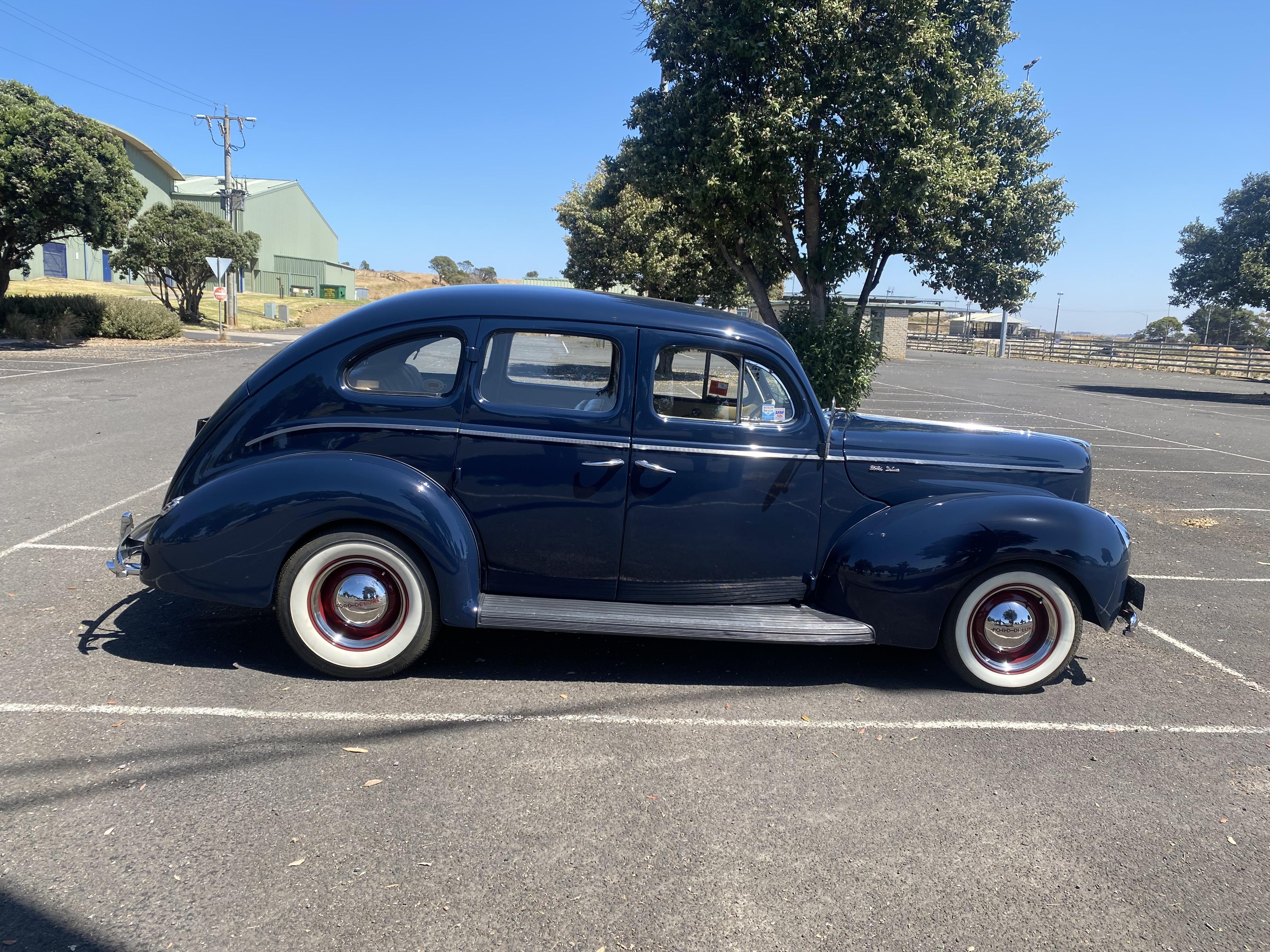 1940 FORD DELUXE SEDAN
