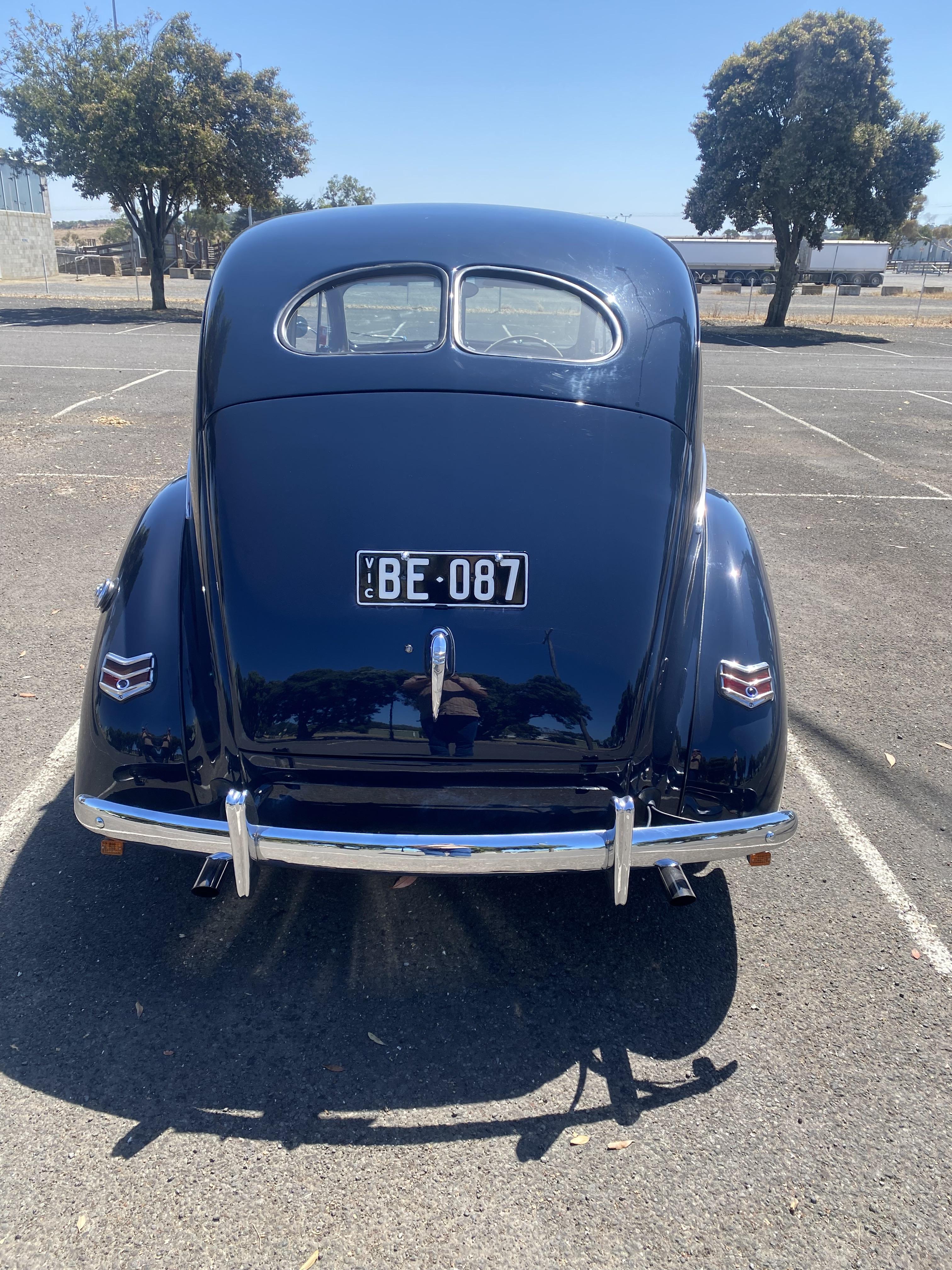 1940 FORD DELUXE SEDAN