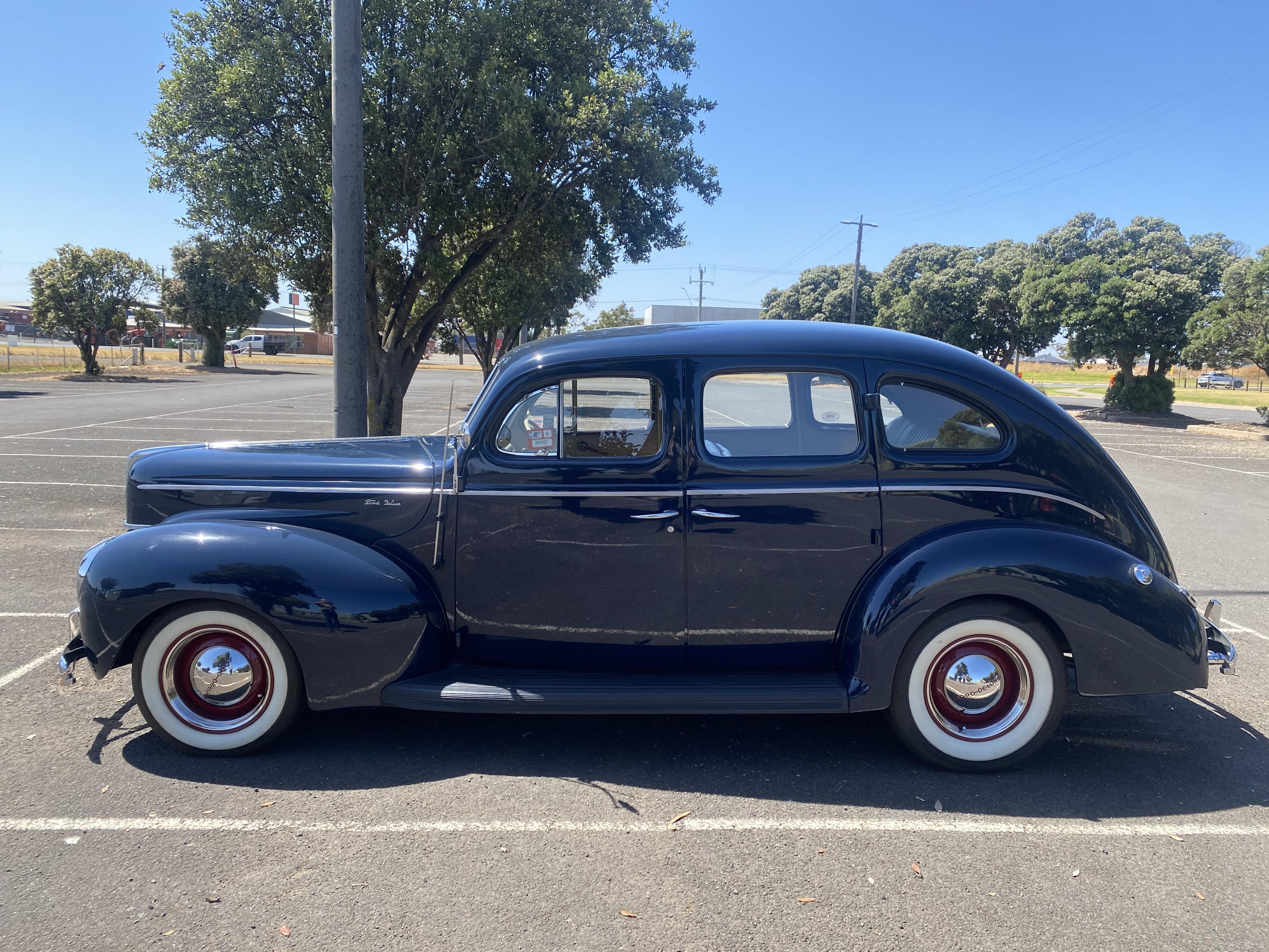 1940 FORD DELUXE SEDAN