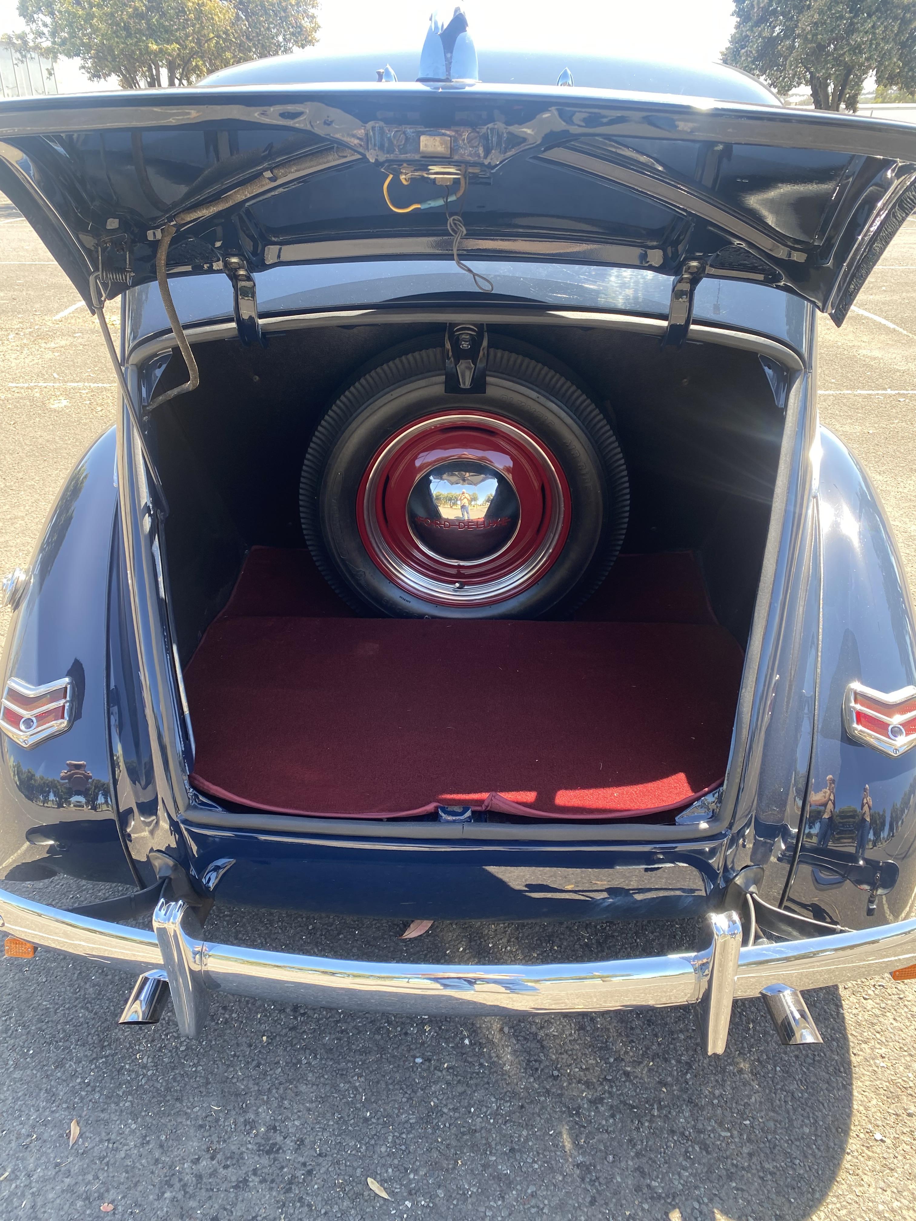 1940 FORD DELUXE SEDAN