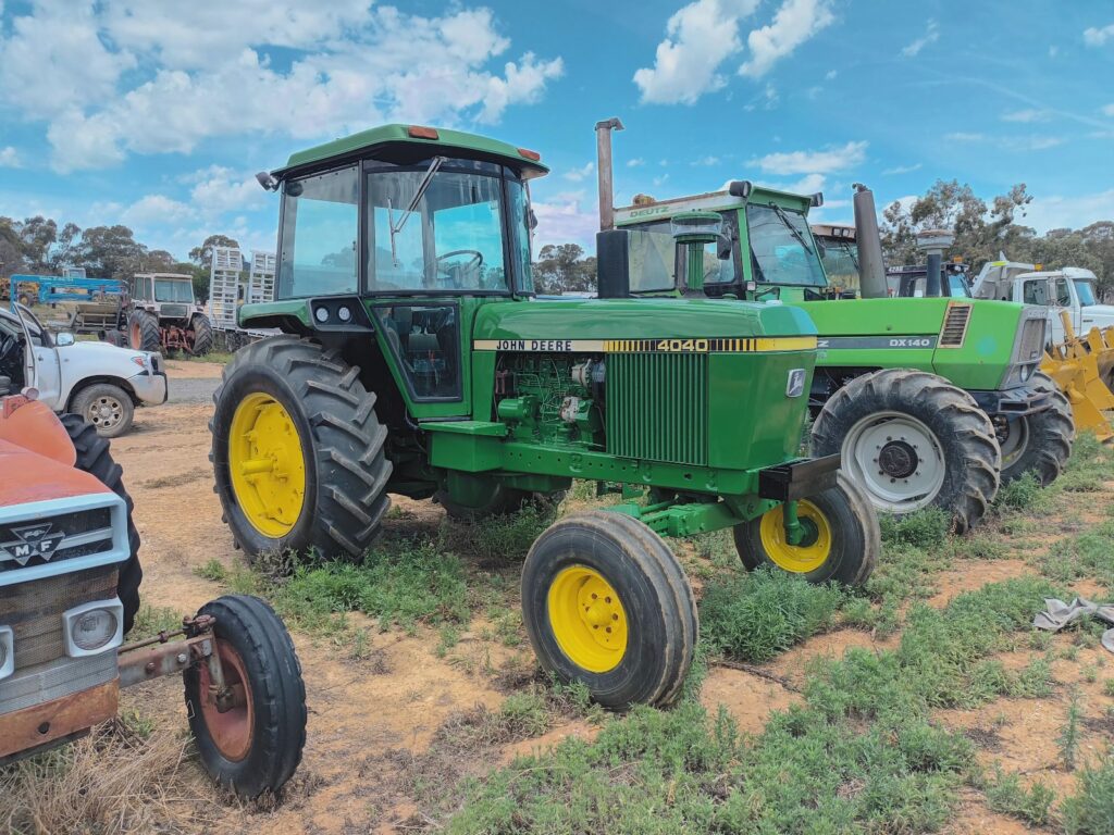 JOHN DEERE 4040 TRACTOR