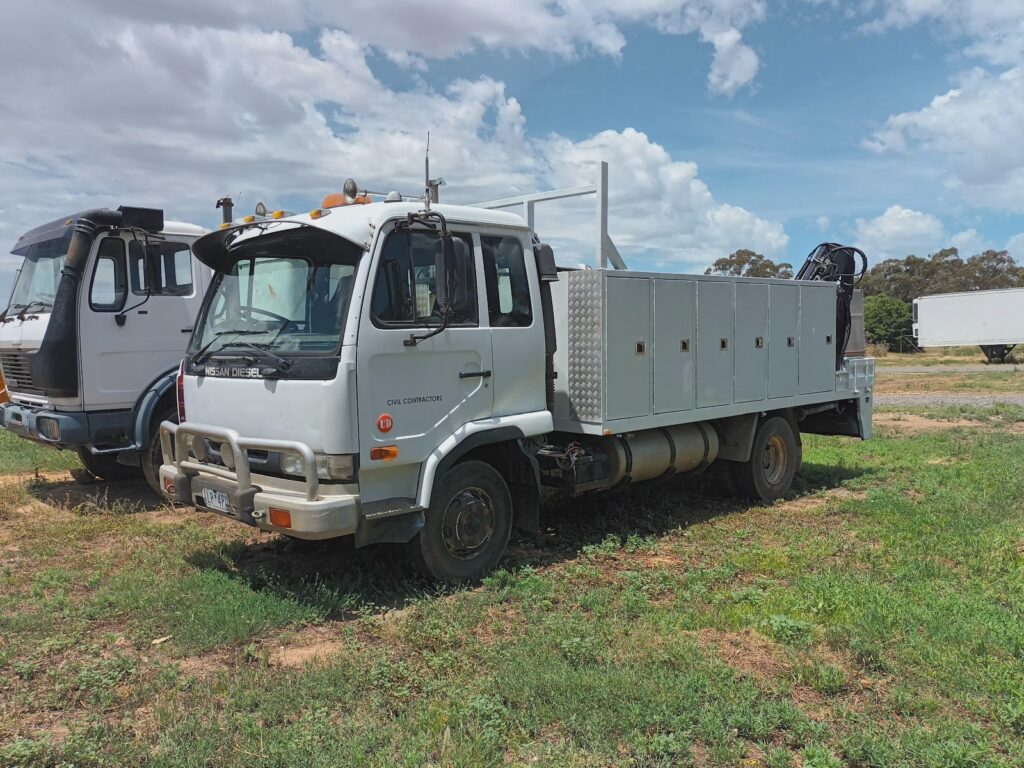 12/2002 UD SERVICE TRUCK