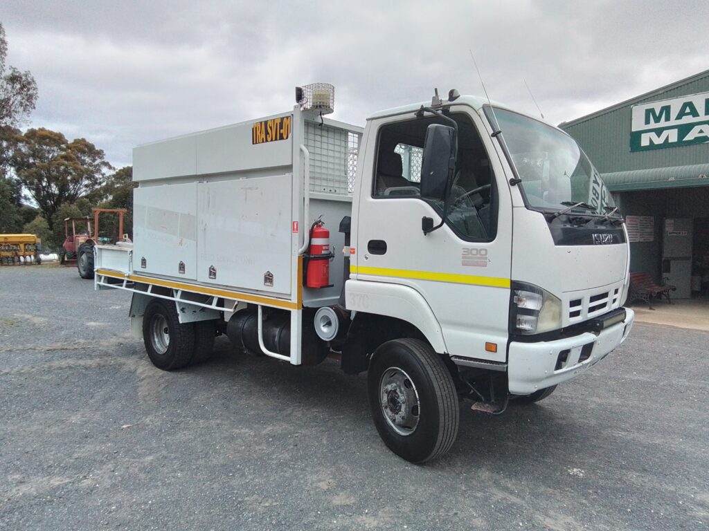 2006 ISUZU NPS 300 4X4 SERVICE TRUCK