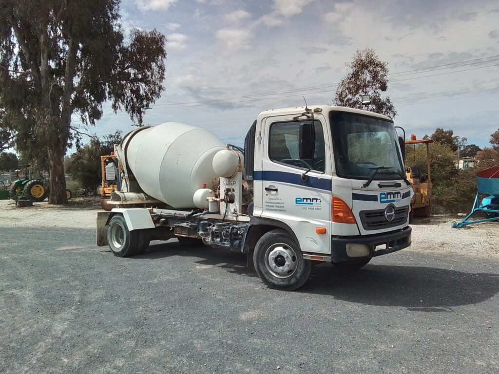 2006 HINO FC4J MINI CEMENT TRUCK