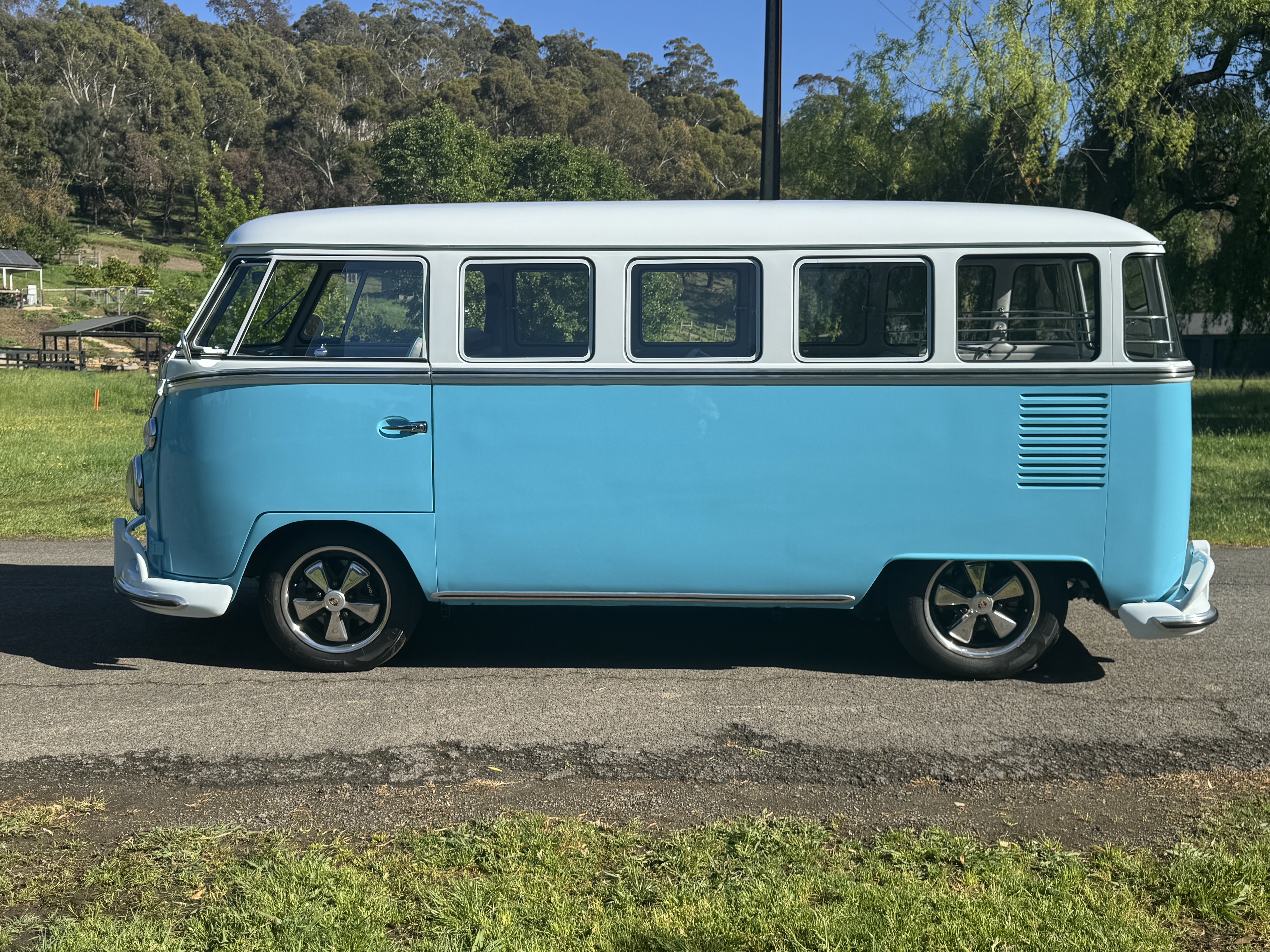 1963 VOLKSWAGEN KOMBI DELUXE MANUAL BUS 