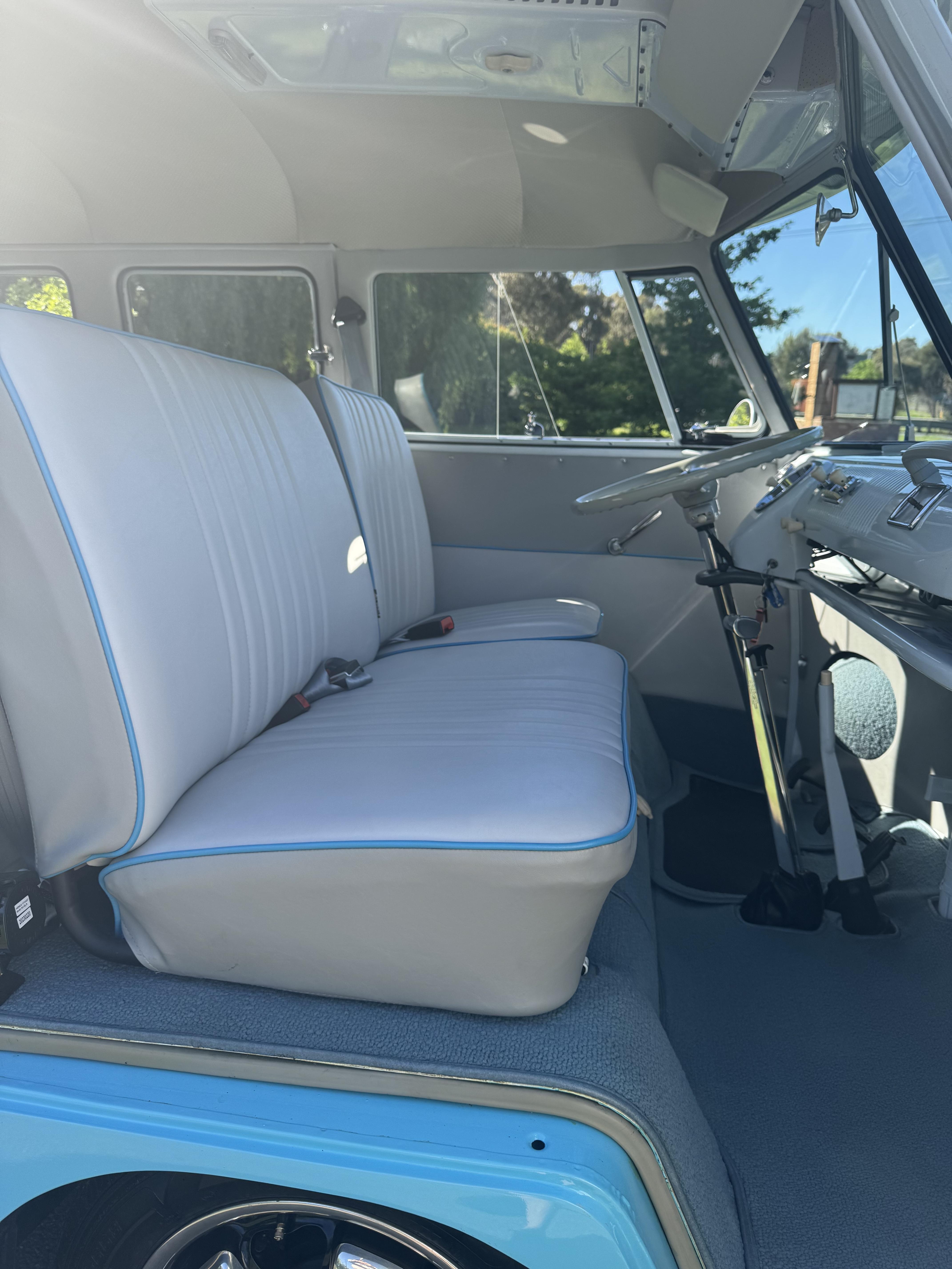 1963 VOLKSWAGEN KOMBI DELUXE MANUAL BUS 