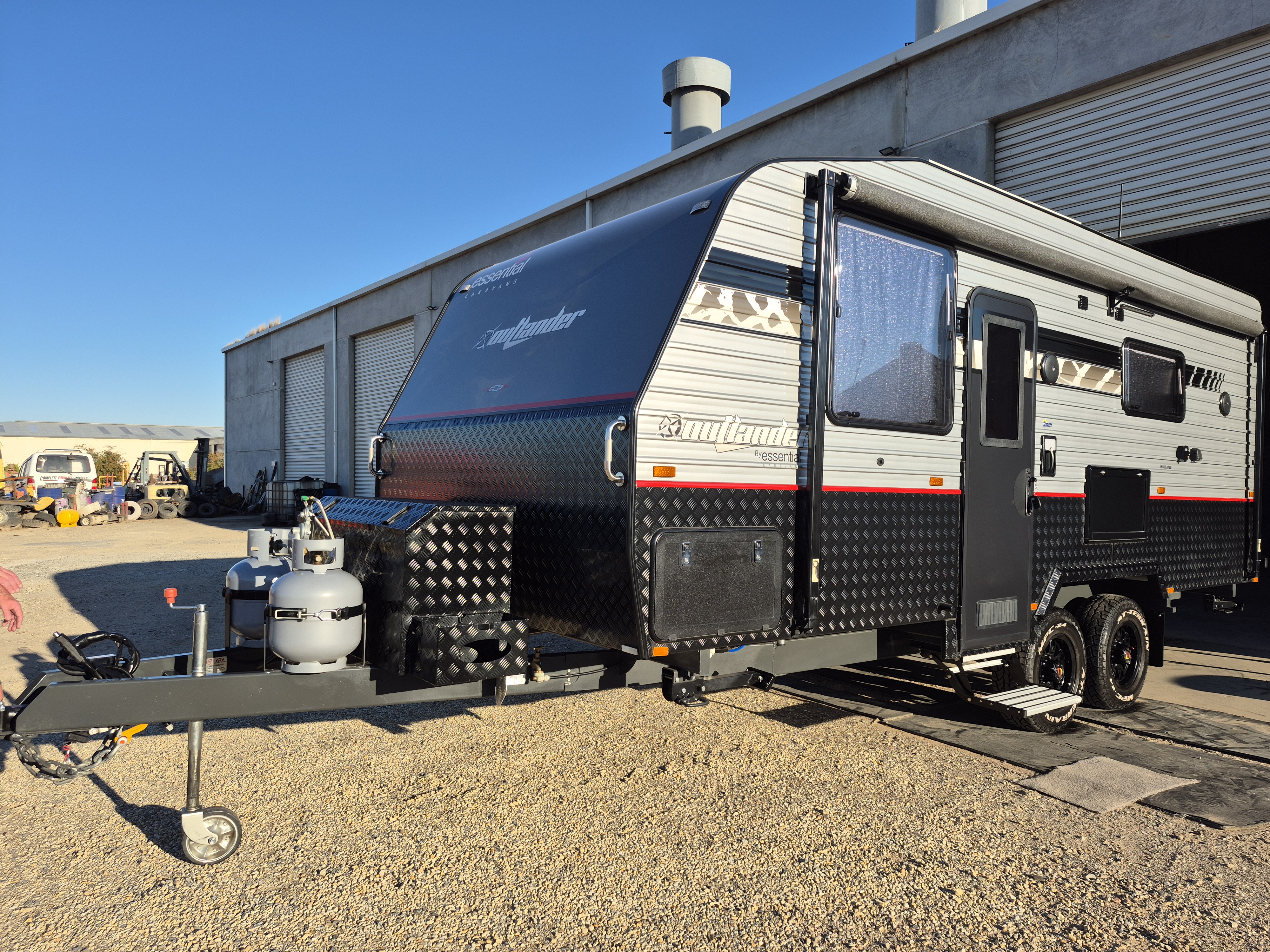 2020 ESSENTIAL CARAVANS OUTLANDER DESIGN 4 19ft 8 CARAVAN