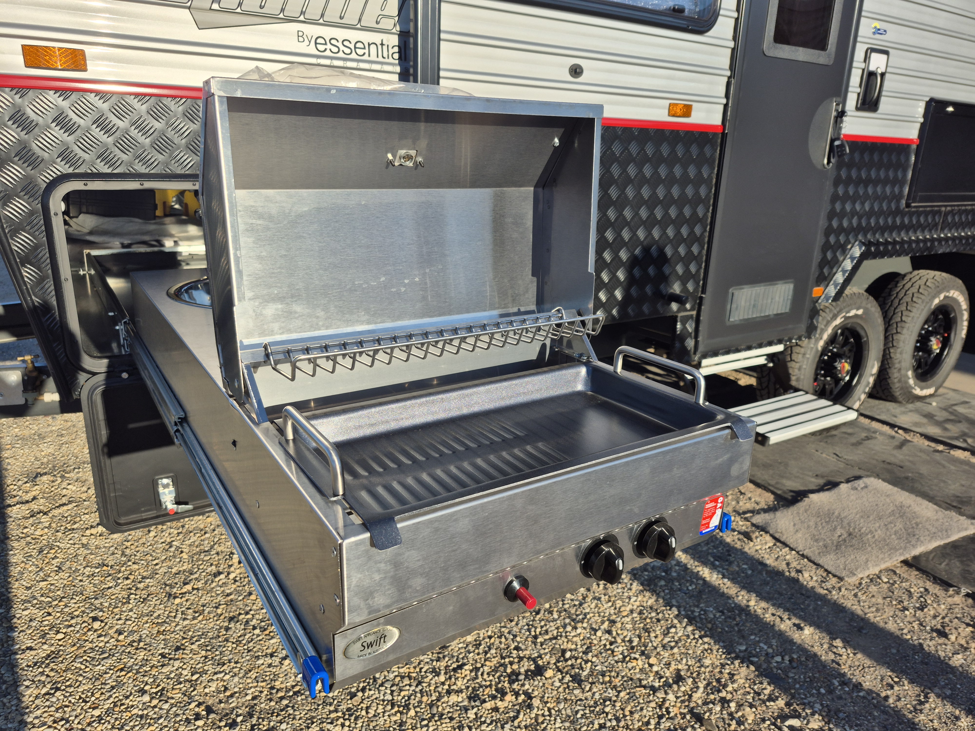 2020 ESSENTIAL CARAVANS OUTLANDER DESIGN 4 19ft 8 CARAVAN