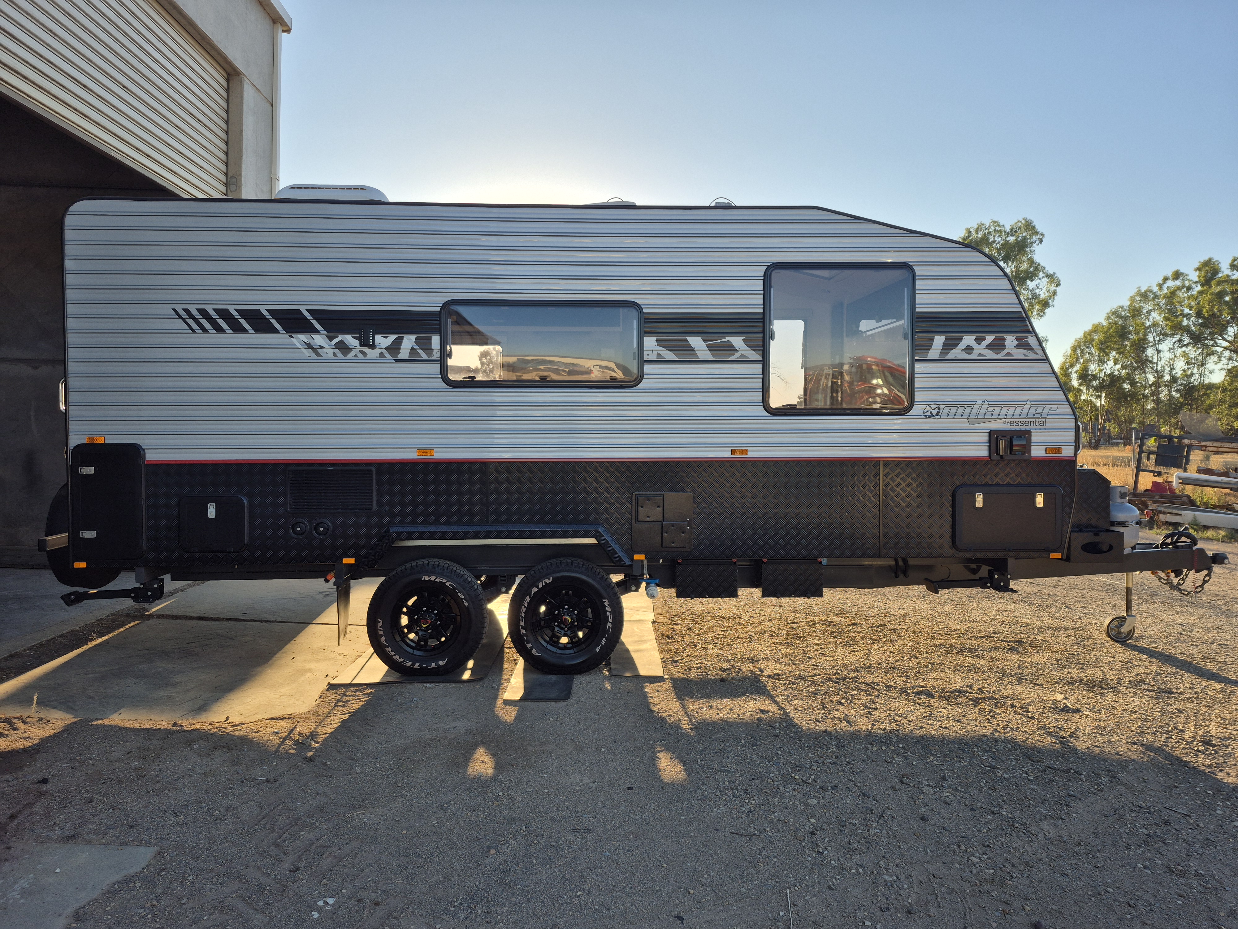 2020 ESSENTIAL CARAVANS OUTLANDER DESIGN 4 19ft 8 CARAVAN