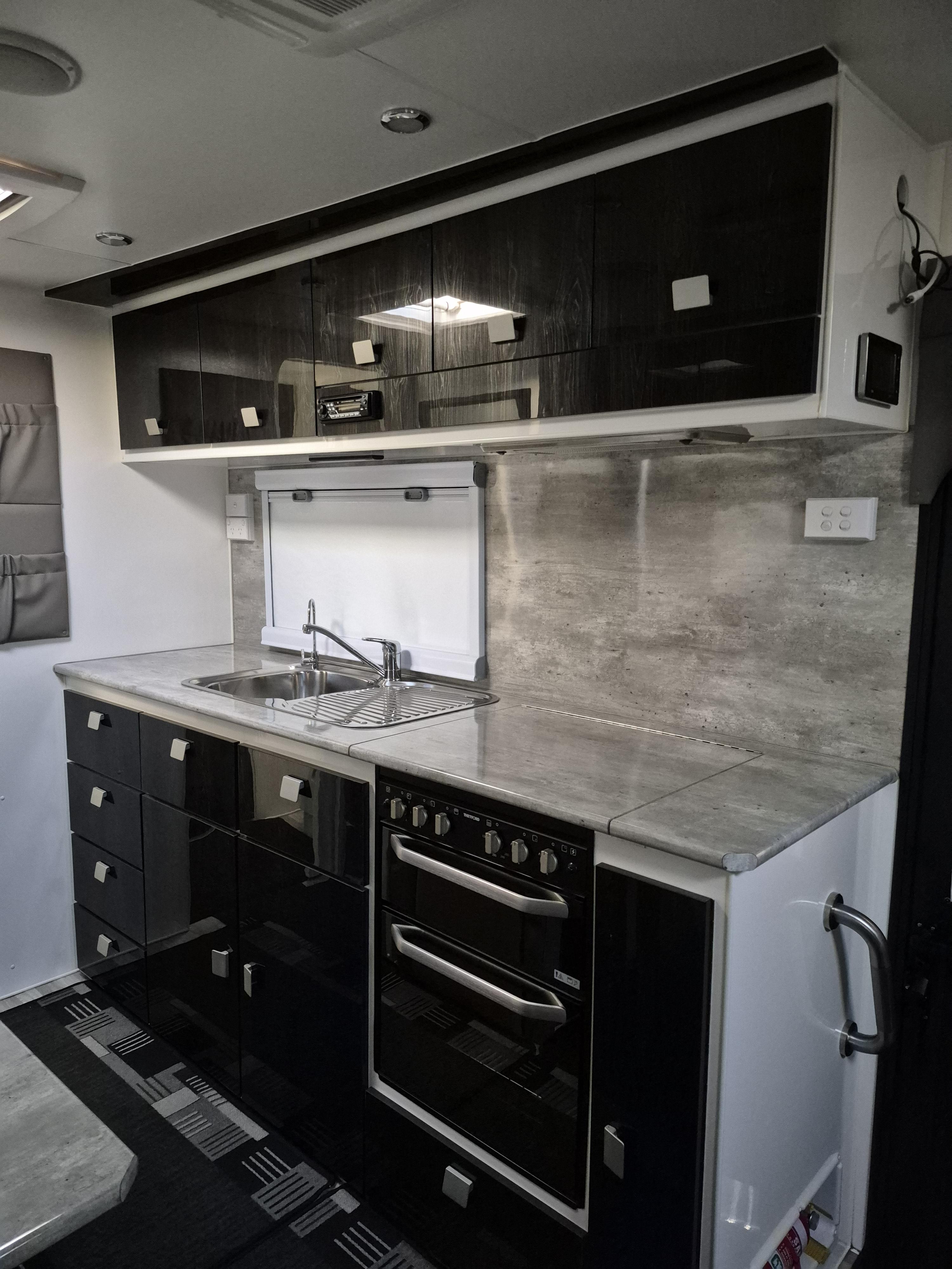 2020 ESSENTIAL CARAVANS OUTLANDER DESIGN 4 19ft 8 CARAVAN