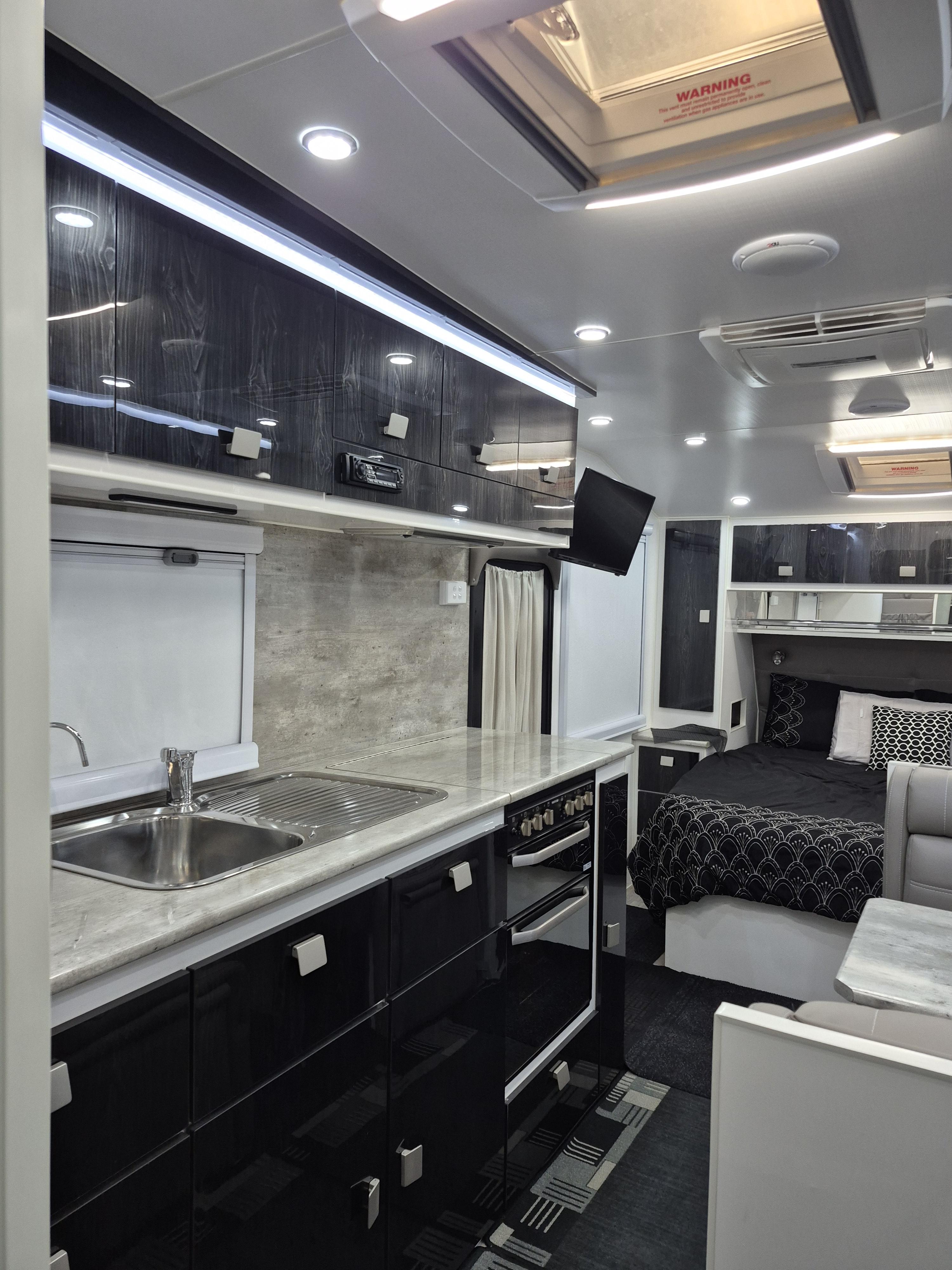 2020 ESSENTIAL CARAVANS OUTLANDER DESIGN 4 19ft 8 CARAVAN