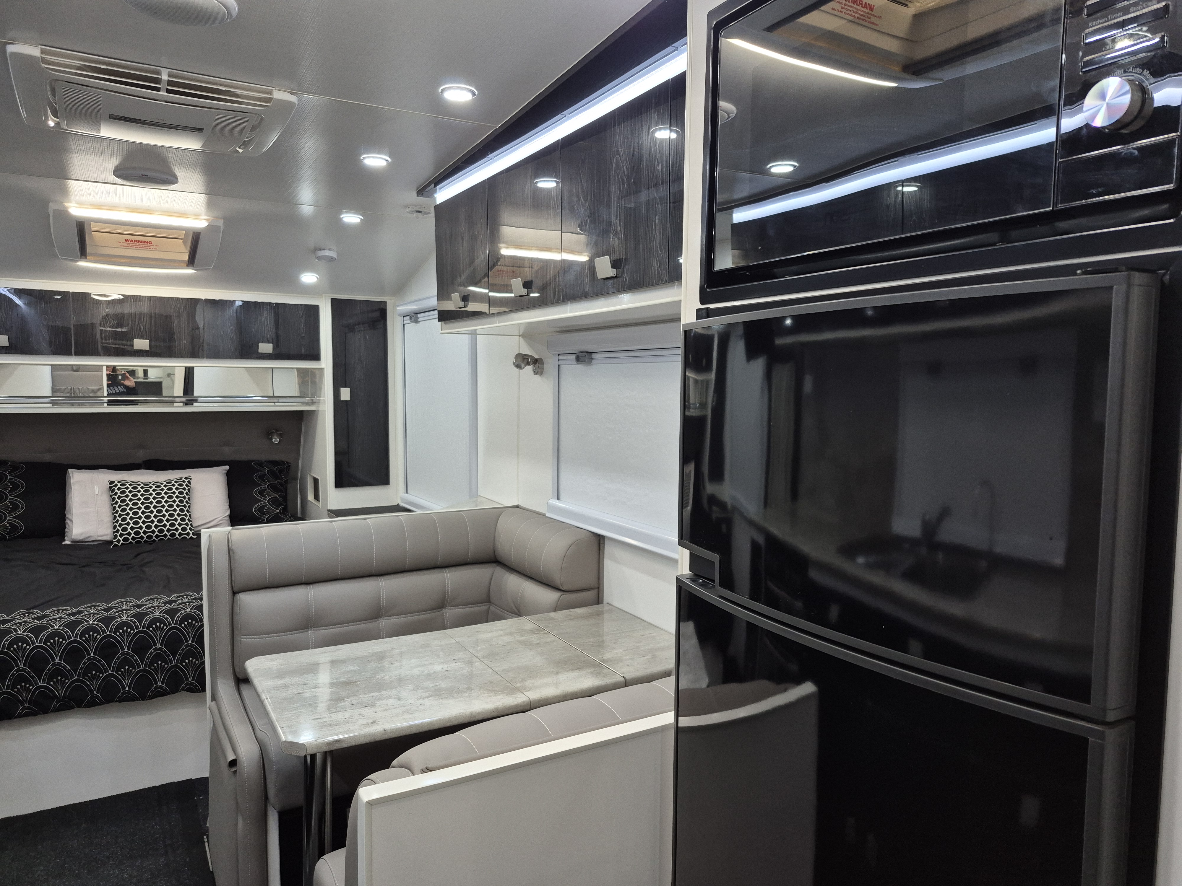 2020 ESSENTIAL CARAVANS OUTLANDER DESIGN 4 19ft 8 CARAVAN