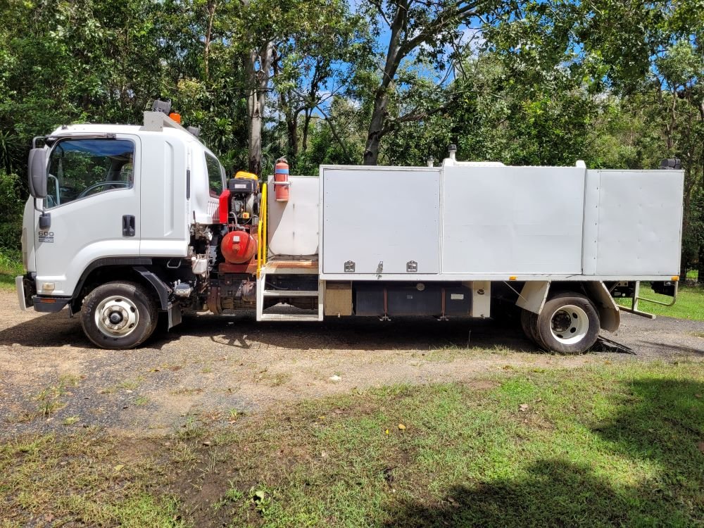 2012 ISUZU FRR600 6 SP MANUAL SERVICE TRUCK