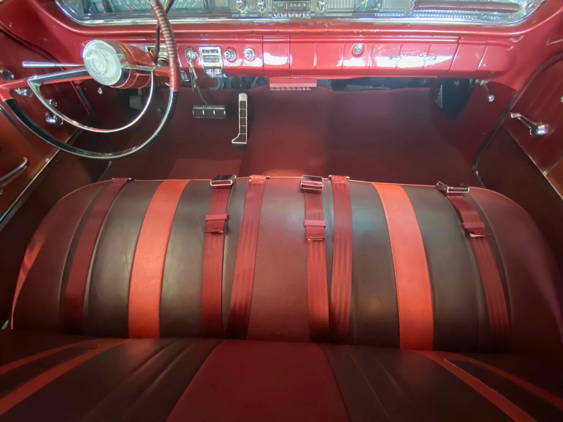 1961 PONTIAC BONNEVILLE SEDAN