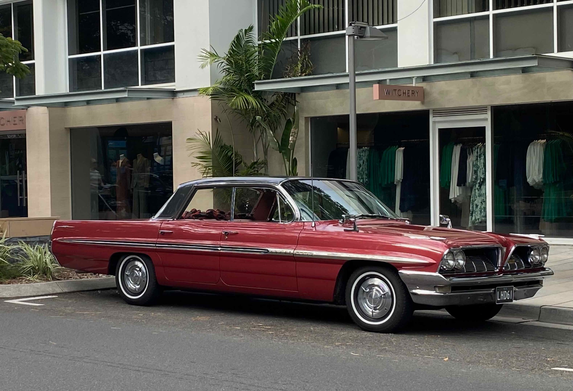 1961 PONTIAC BONNEVILLE SEDAN