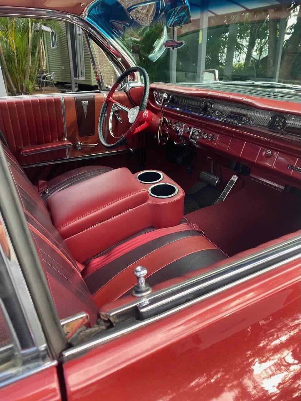 1961 PONTIAC BONNEVILLE SEDAN