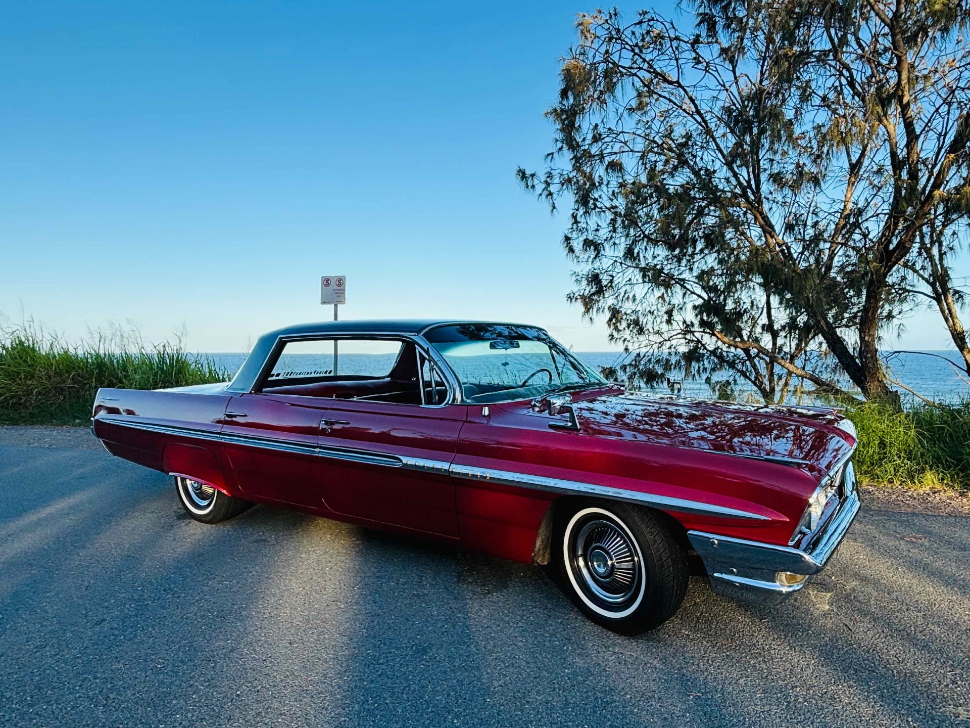 1961 PONTIAC BONNEVILLE SEDAN