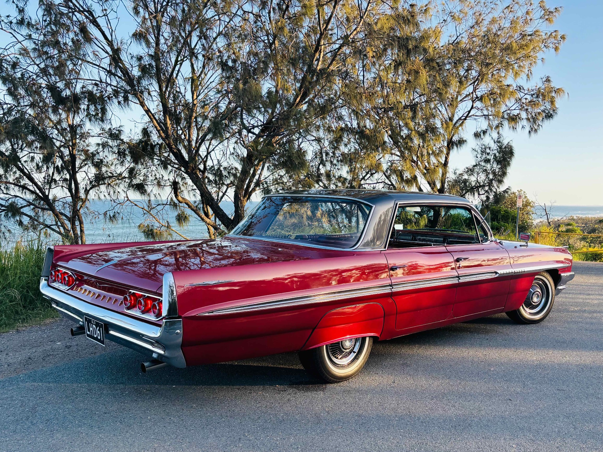 1961 PONTIAC BONNEVILLE SEDAN