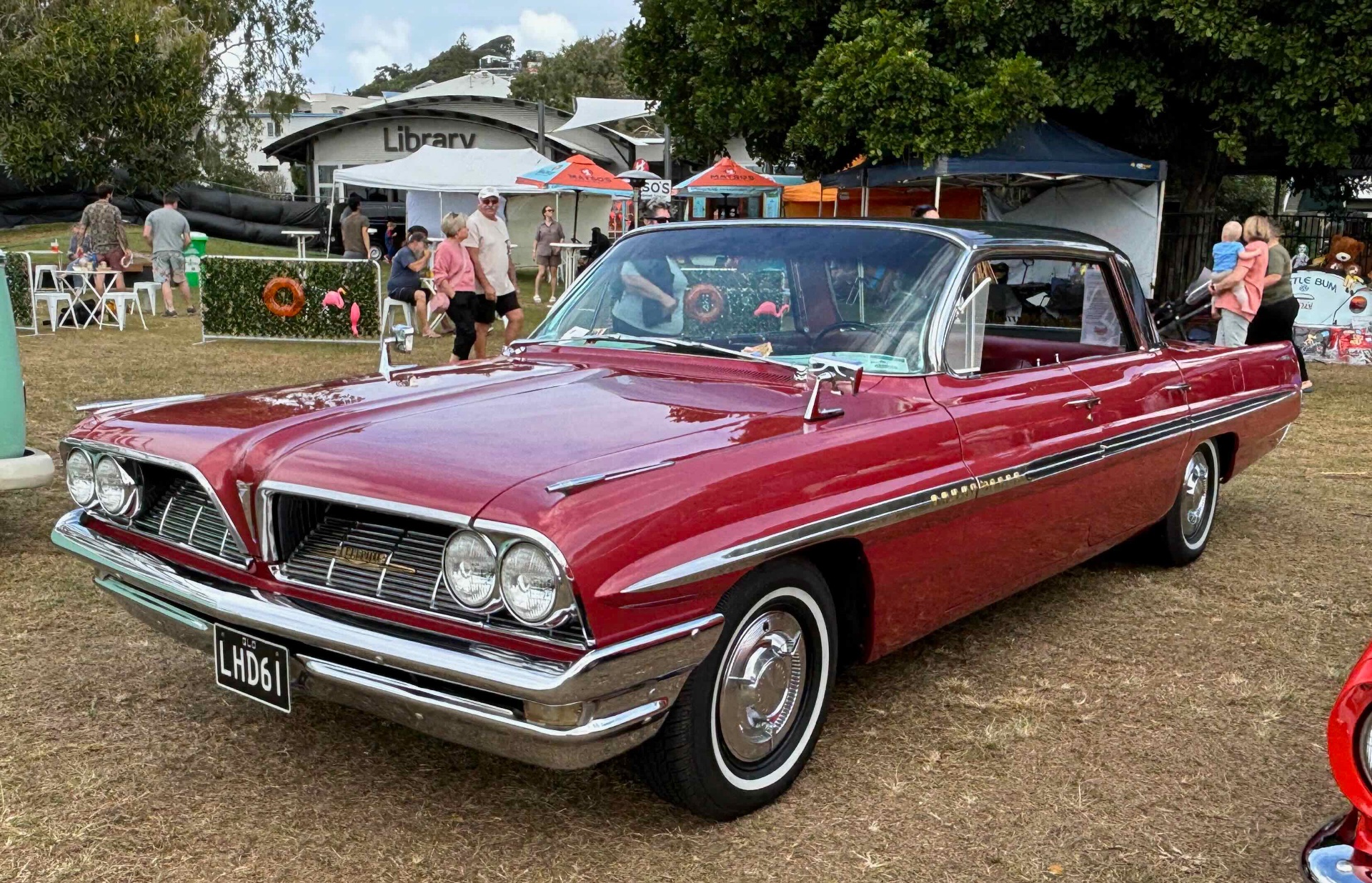 1961 PONTIAC BONNEVILLE PILLARLESS SEDAN