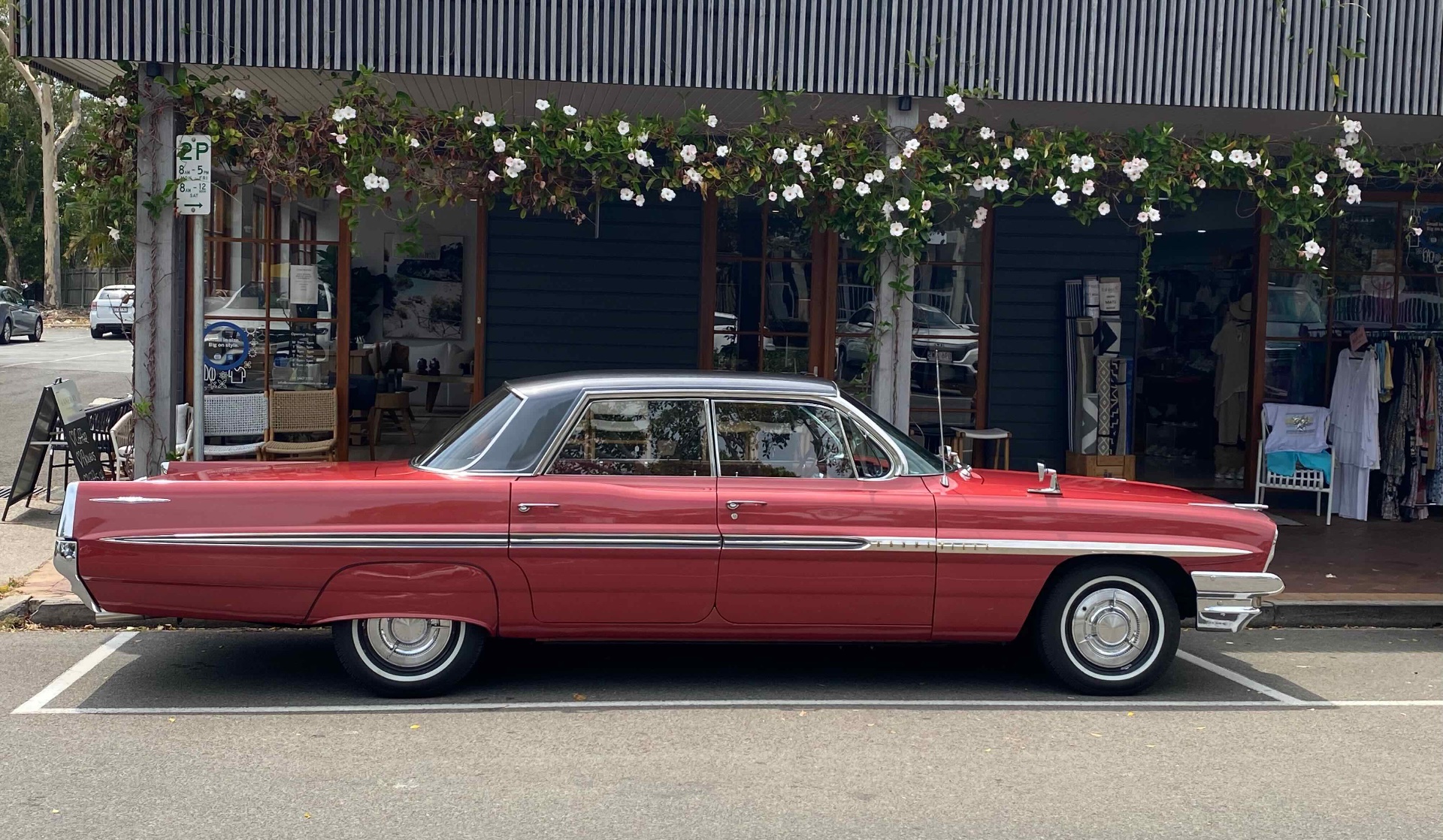 1961 PONTIAC BONNEVILLE SEDAN