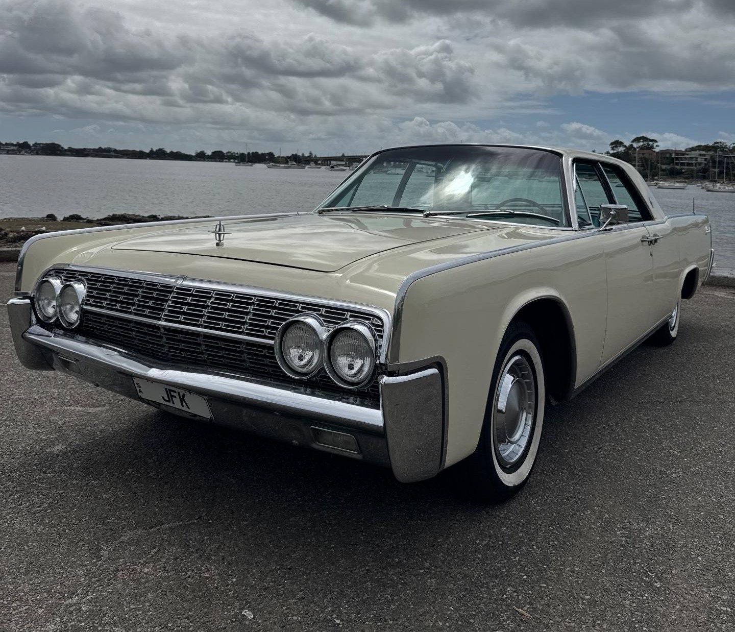 1962 LINCOLN CONTINENTAL SEDAN 