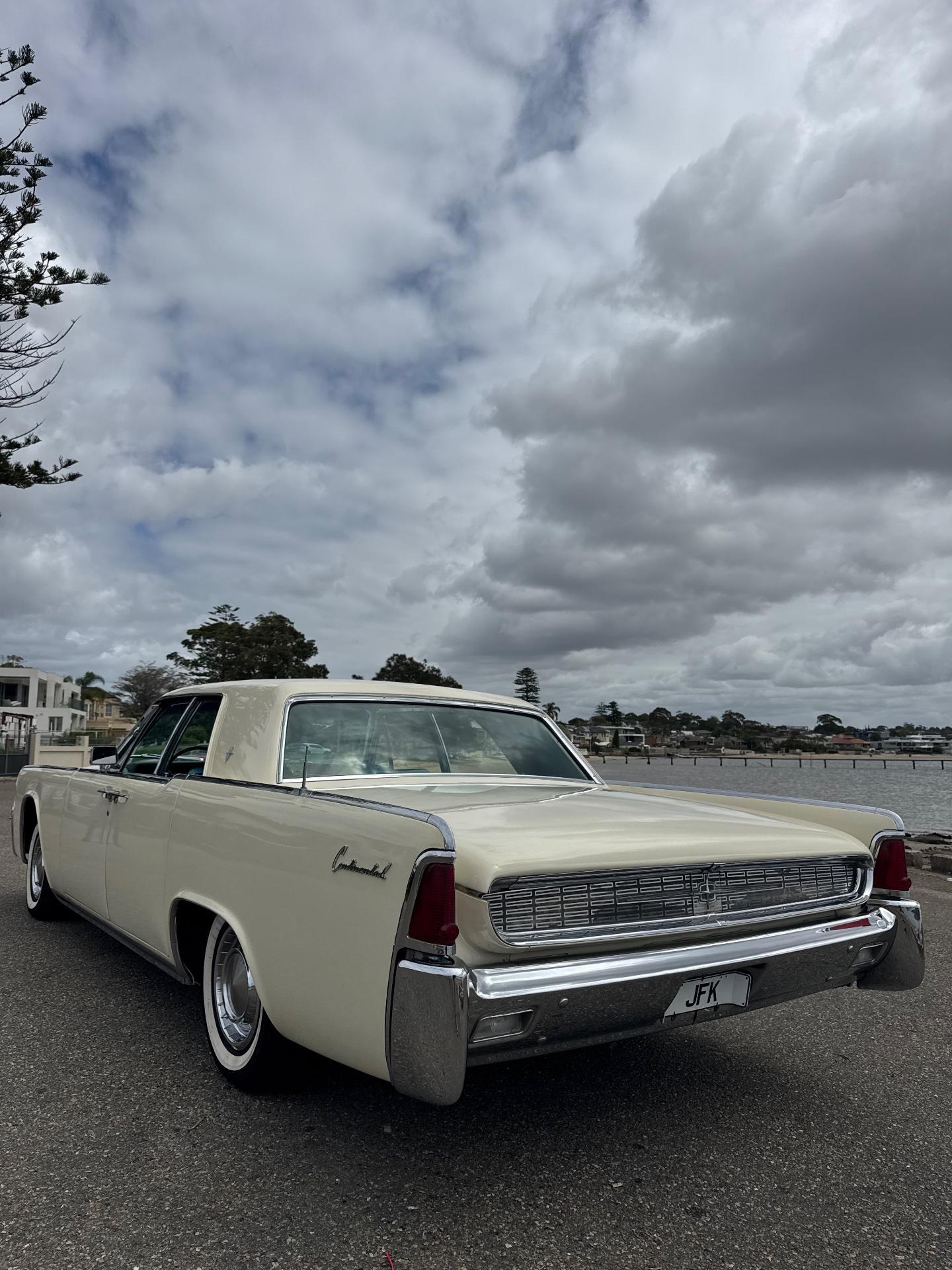 1962 LINCOLN CONTINENTAL SEDAN 