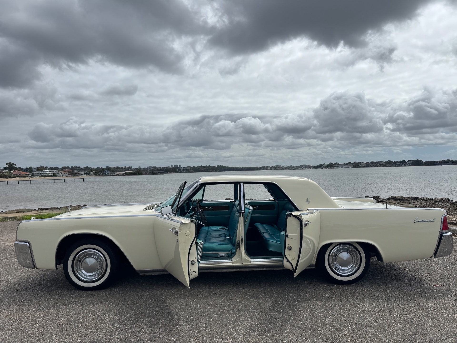 1962 LINCOLN CONTINENTAL SEDAN 