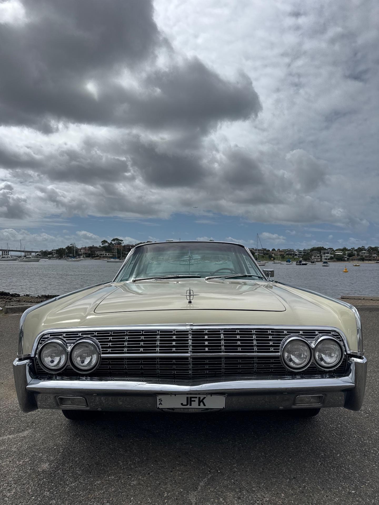 1962 LINCOLN CONTINENTAL SEDAN 