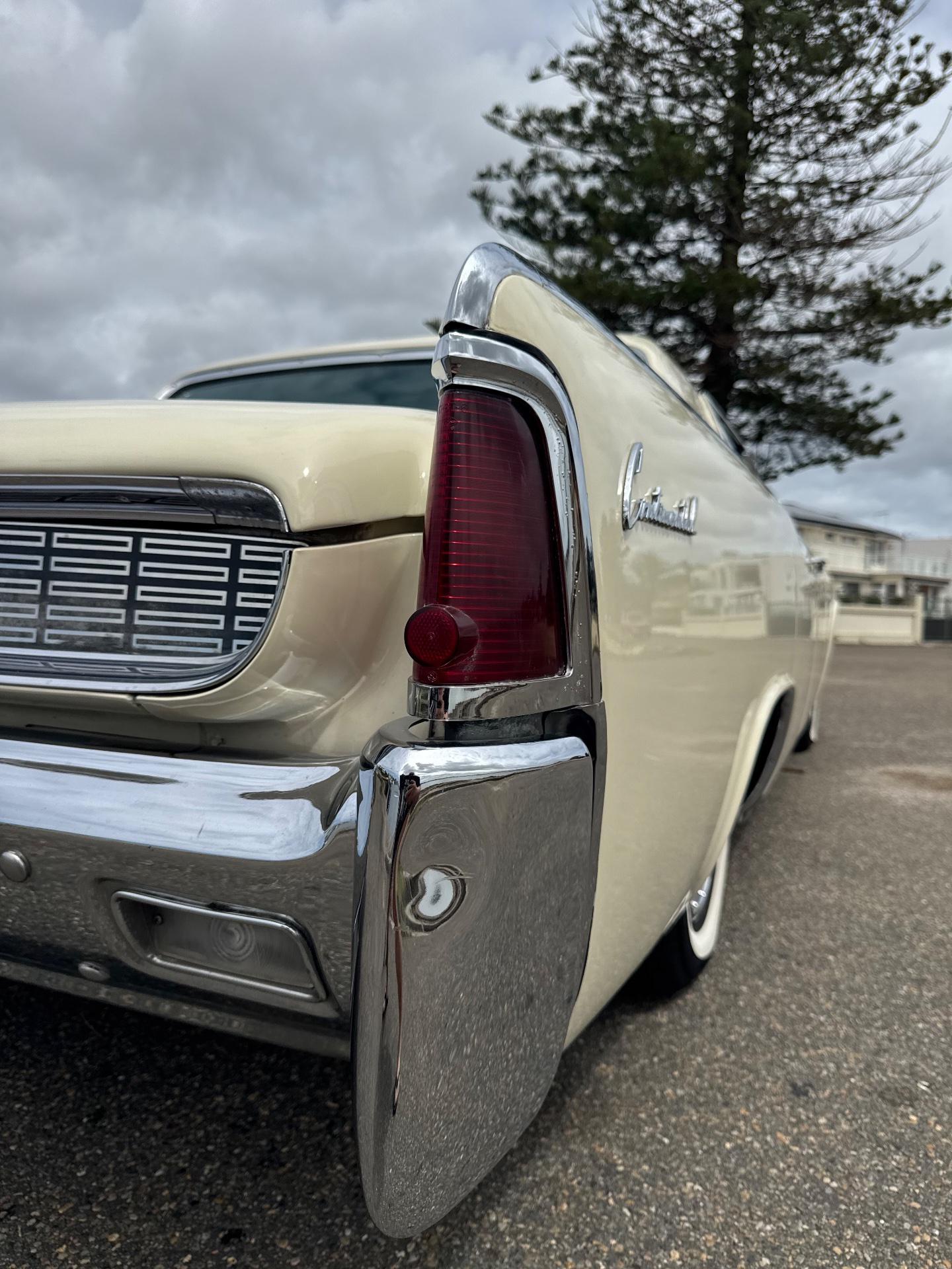 1962 LINCOLN CONTINENTAL SEDAN