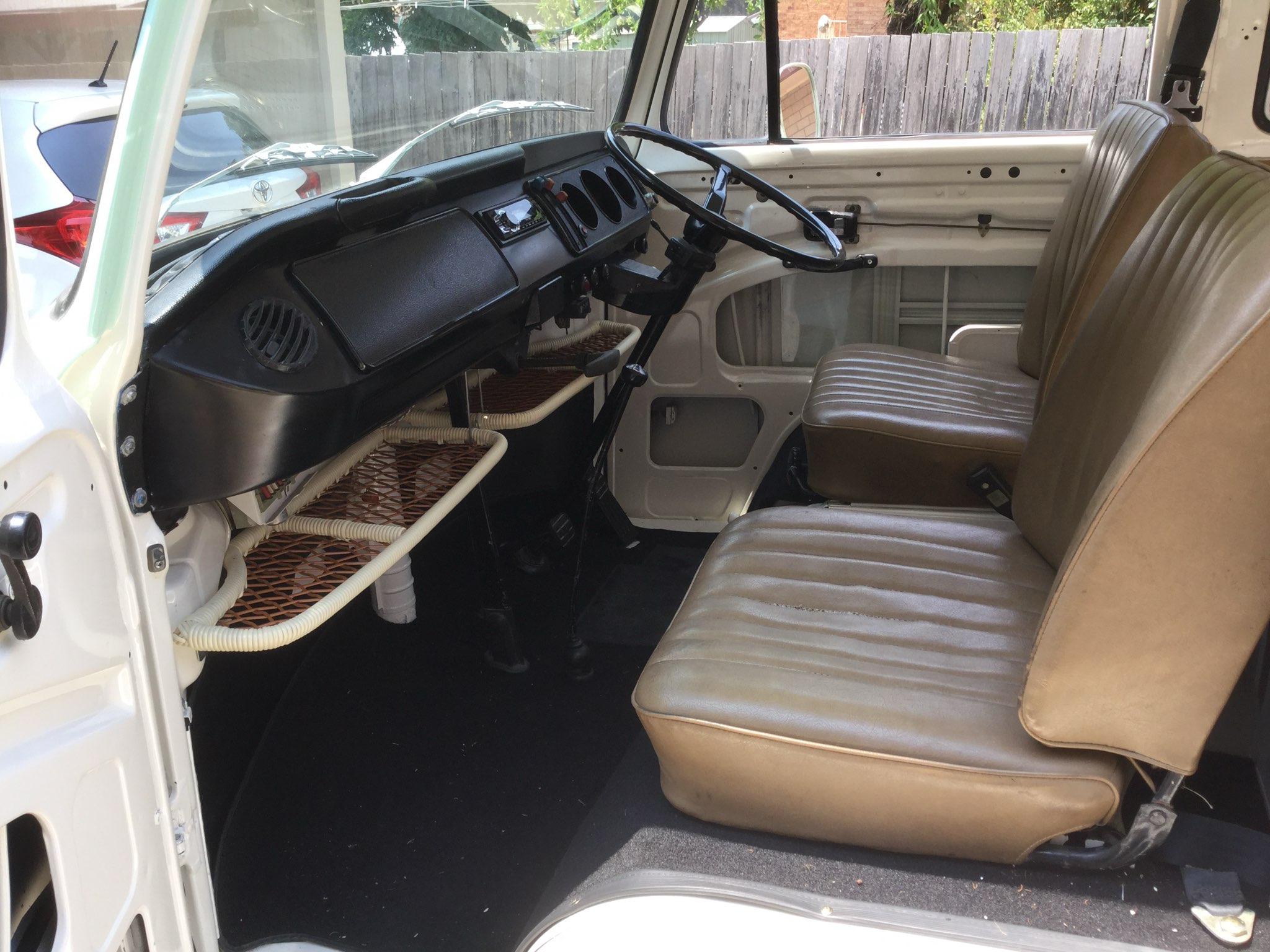 1971 VOLKSWAGEN KOMBI 4 SP MANUAL VAN
