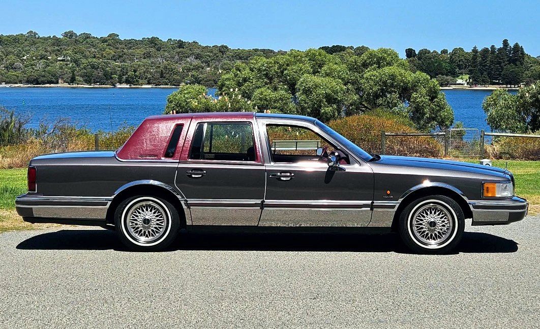1992 LINCOLN CONGRESSIONAL TOWN SEDAN 
