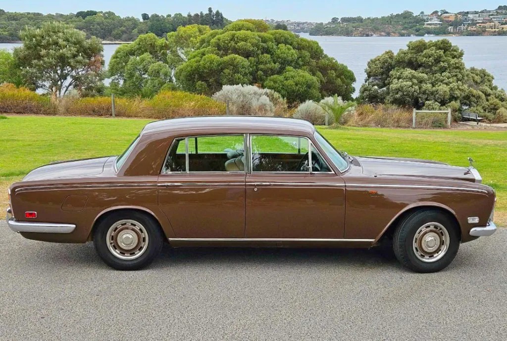 1973 ROLLS-ROYCE SILVER SHADOW AUTOMATIC SEDAN 